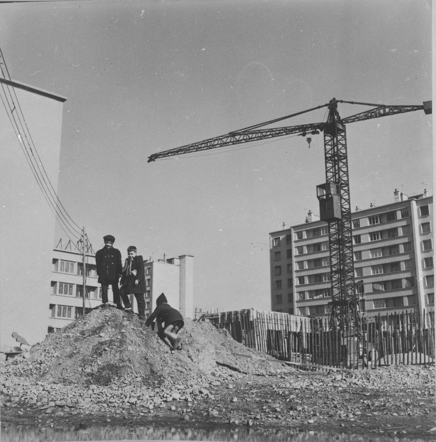 [Jeux d'enfants sur un monticule de gravats]