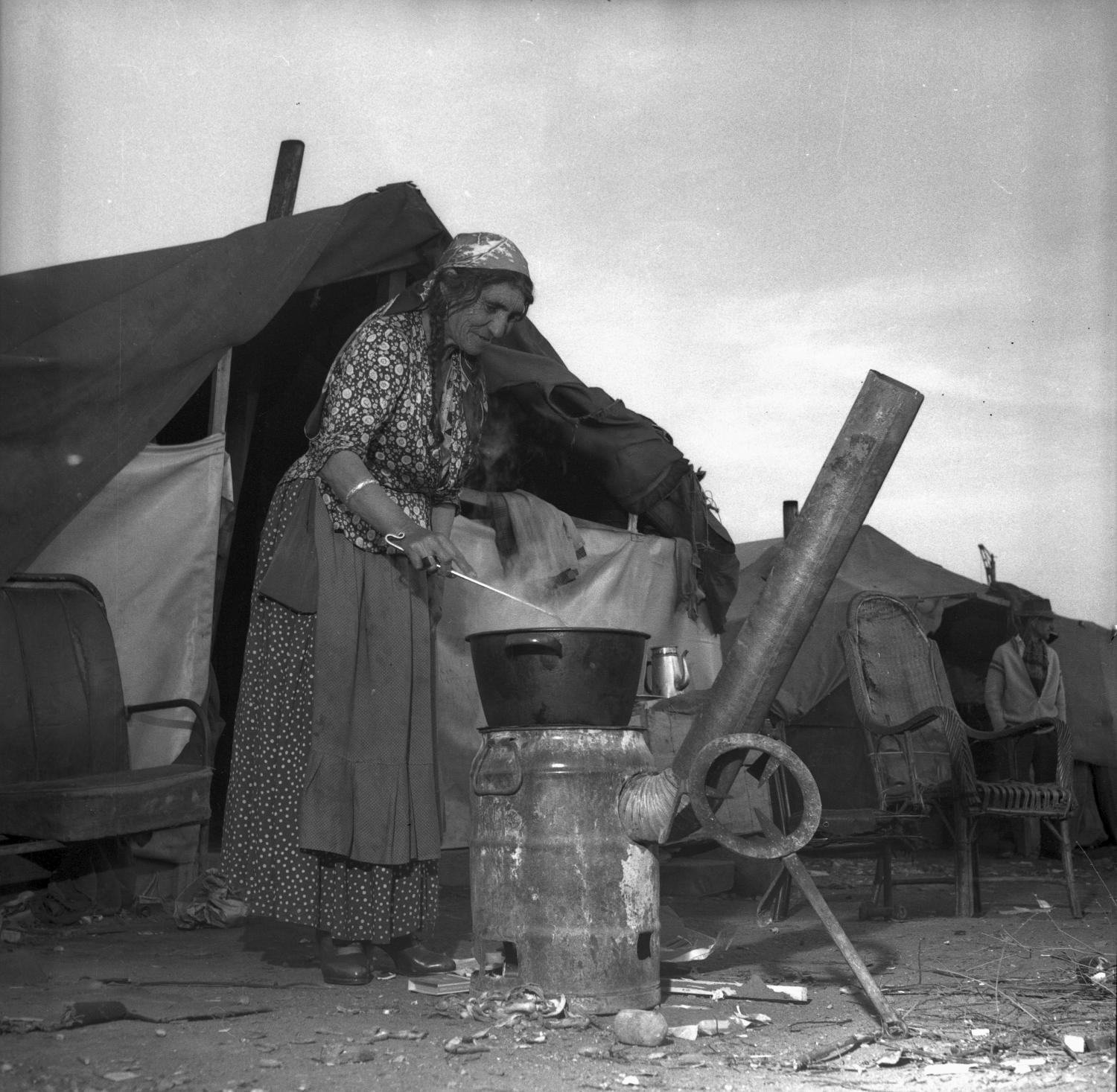 [Mami Zanko cuisinant devant sa tente]