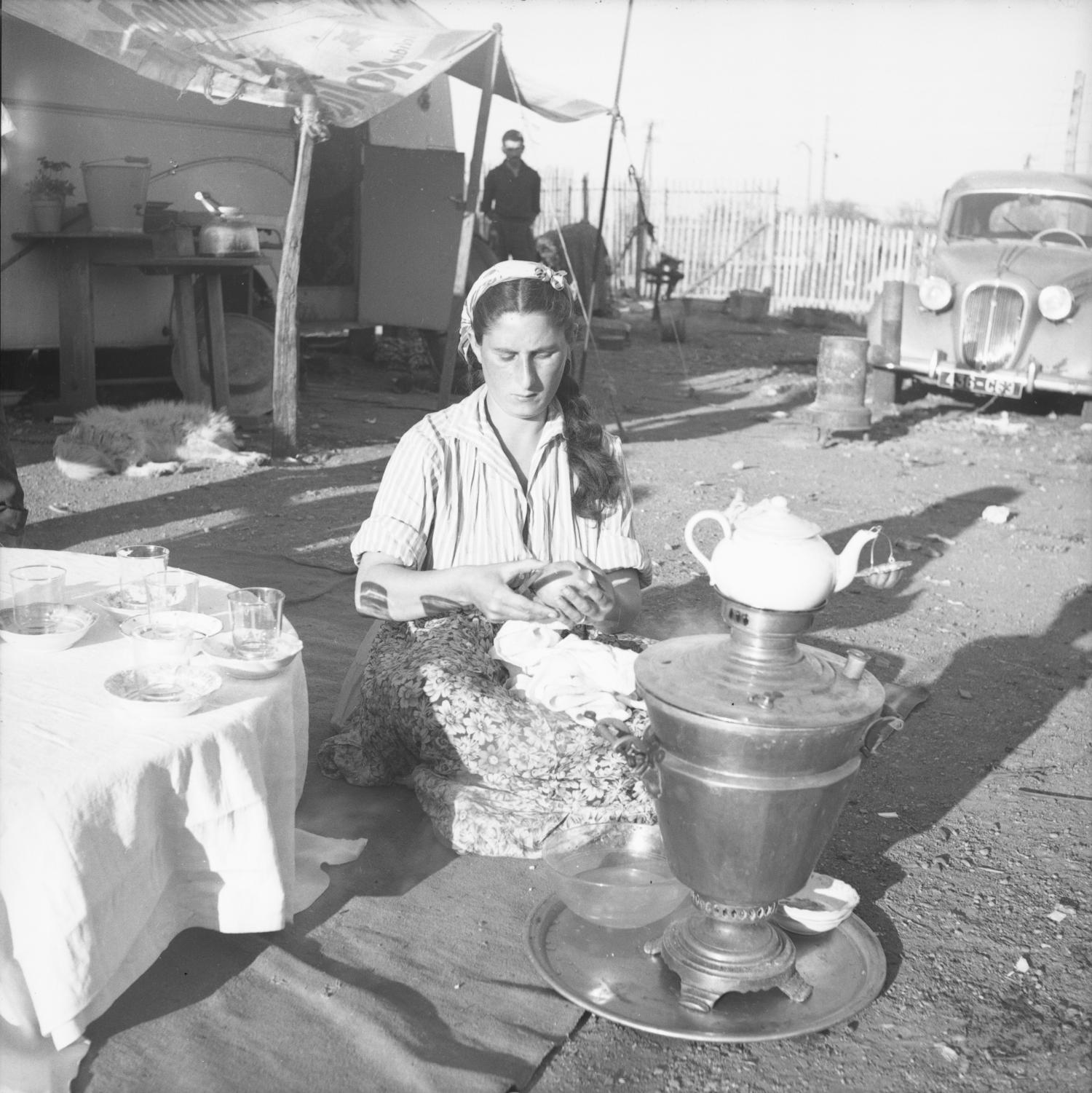 [Mirka Zanko découpant un fruit devant le samovar]