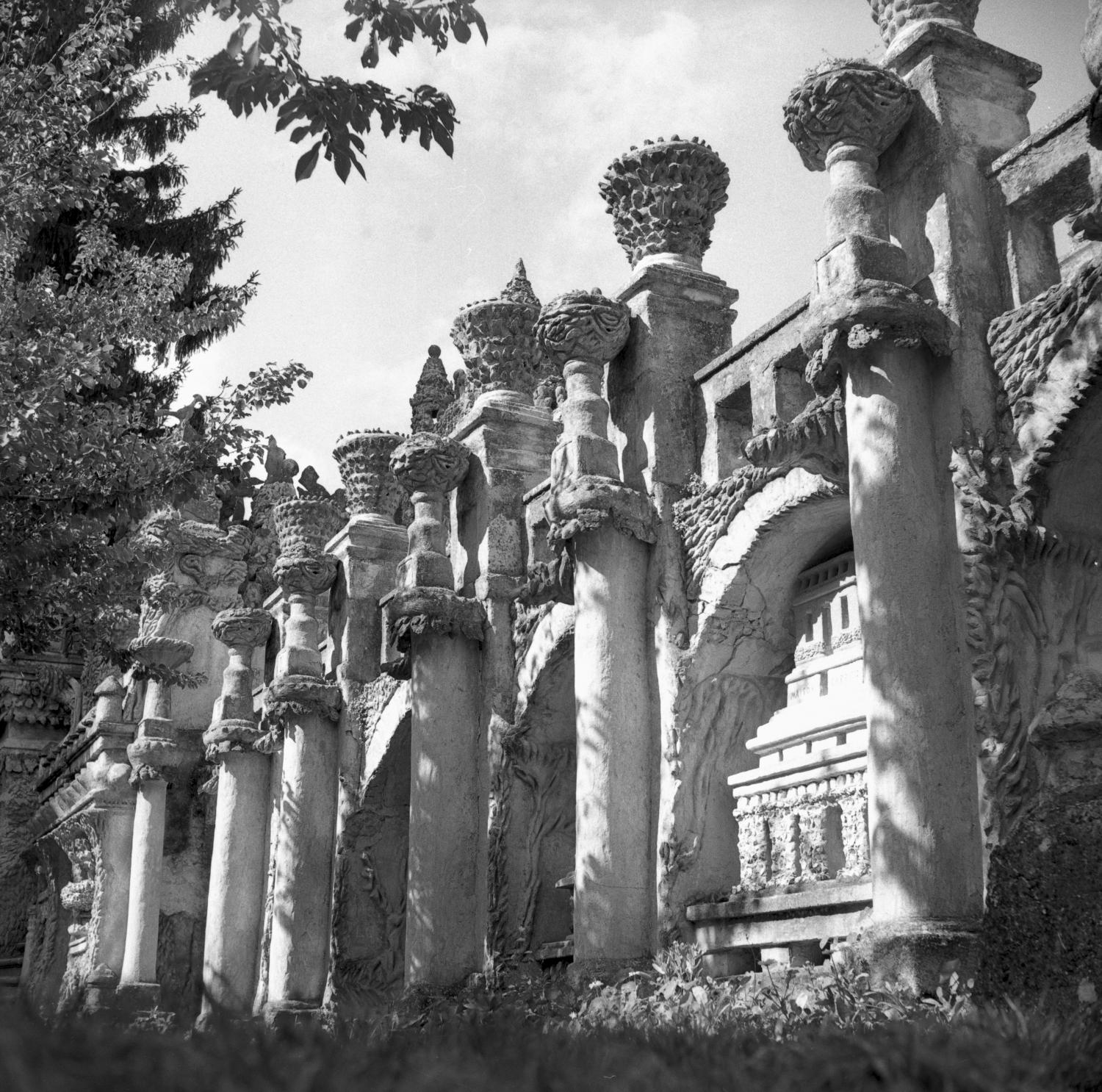 [Vue latérale du Palais Idéal : façade Ouest]