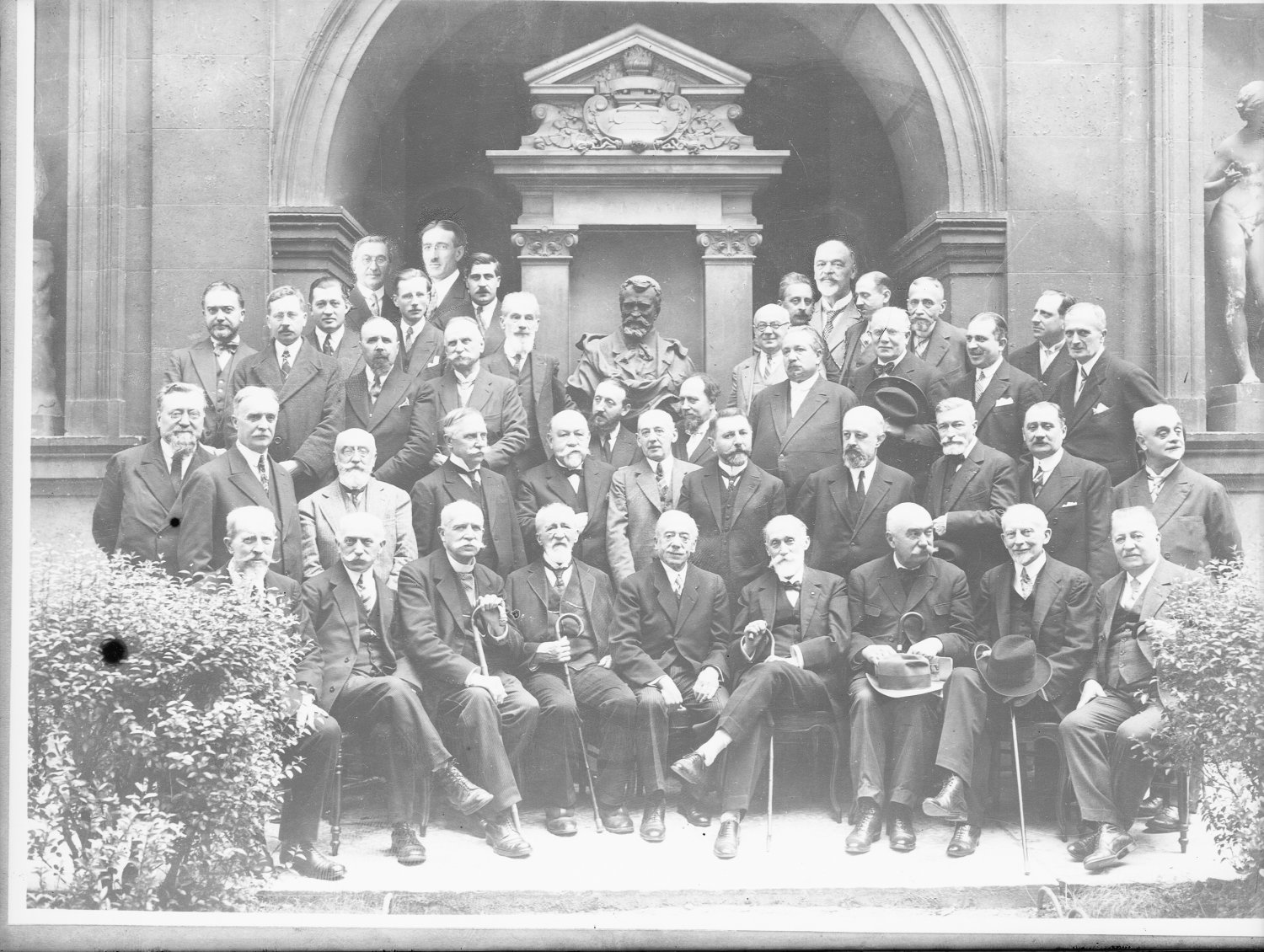 [Les membres de la Société académique d'architecture de Lyon, à l'occasion du centenaire de la société]