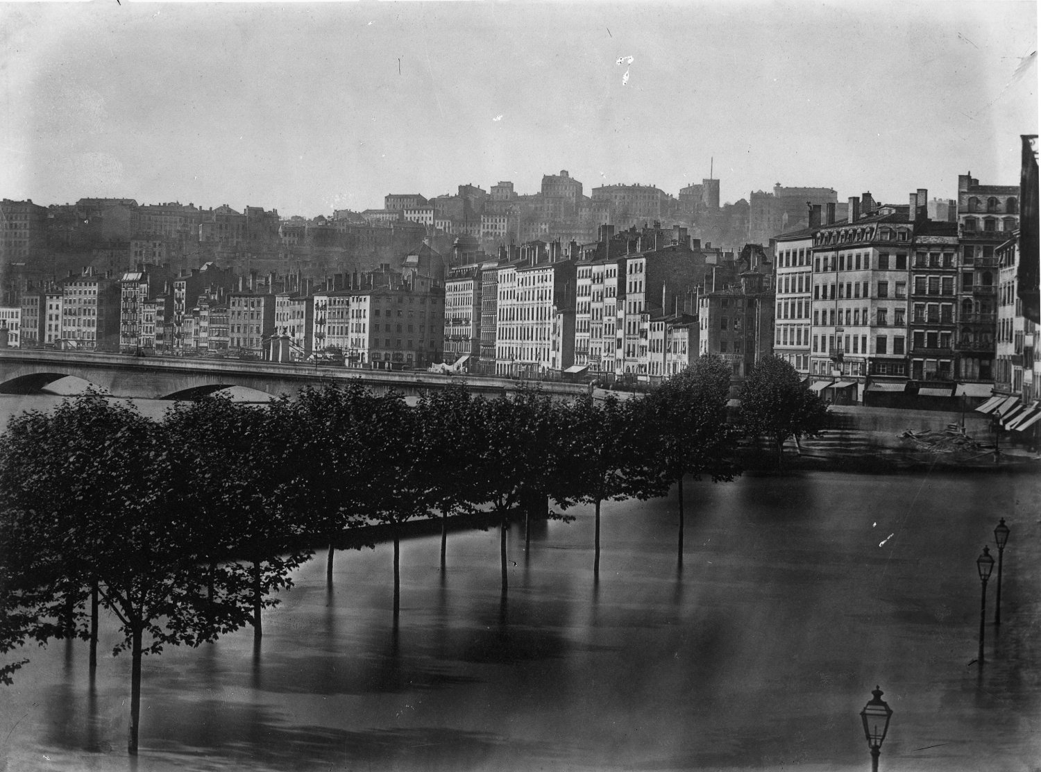 [Inondations de Lyon (1856) : vue du pont de Nemours, du quai Villeroy et du quai d'Orléans]