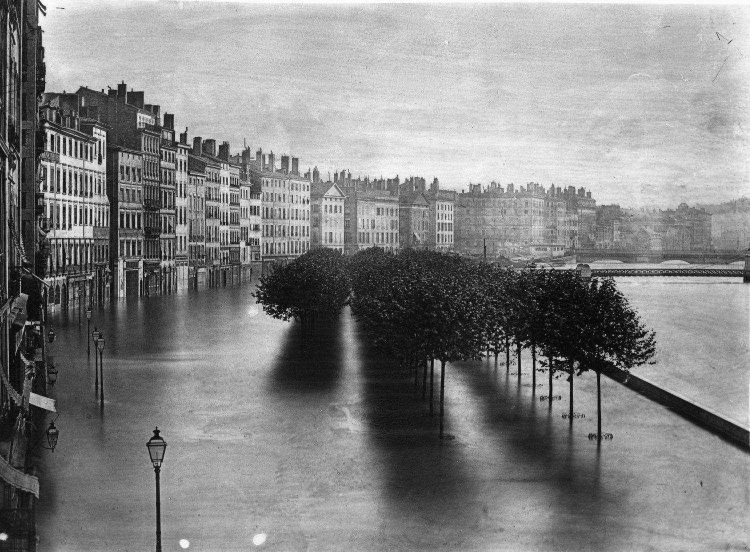 [Inondations de Lyon (1856) : vue du quai Saint-Antoine, du quai des Célestins et du quai Tilsitt]