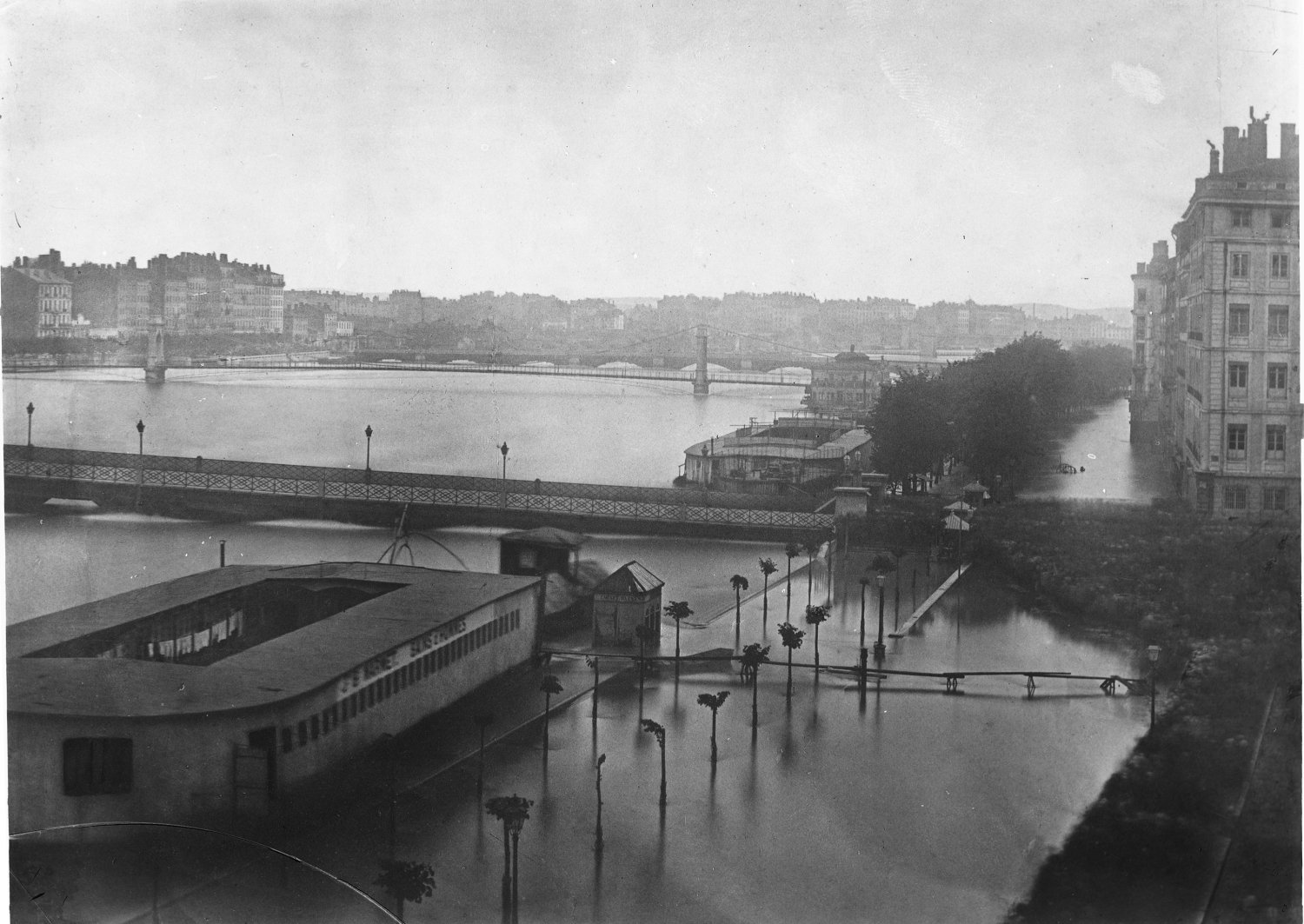 [Inondations de Lyon (1856) : vue du quai de Retz et de la place Tolozan]