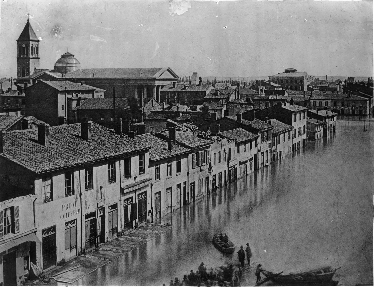 [Inondations de Lyon (1856) : vue de l'avenue de Saxe, de l'église et de la place Saint Pothin]