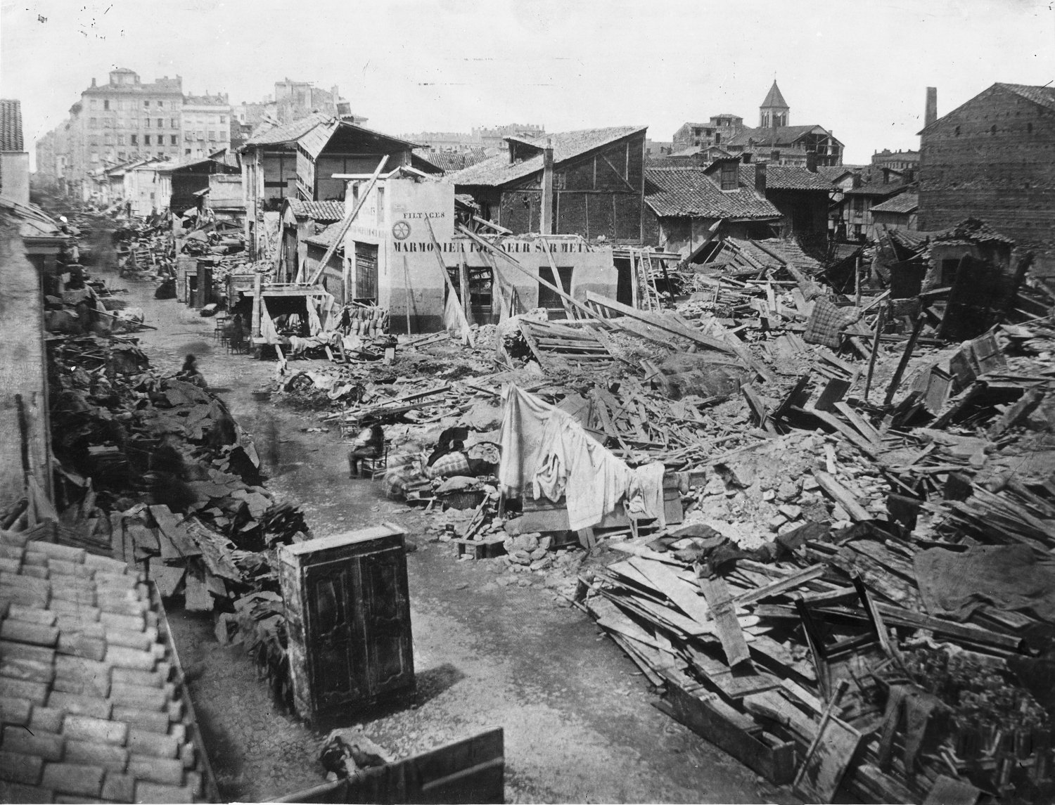 [Inondations de Lyon (1856) : vue des dégâts causés par les eaux dans la rue Madame ou Monsieur (maison Marmonier)]