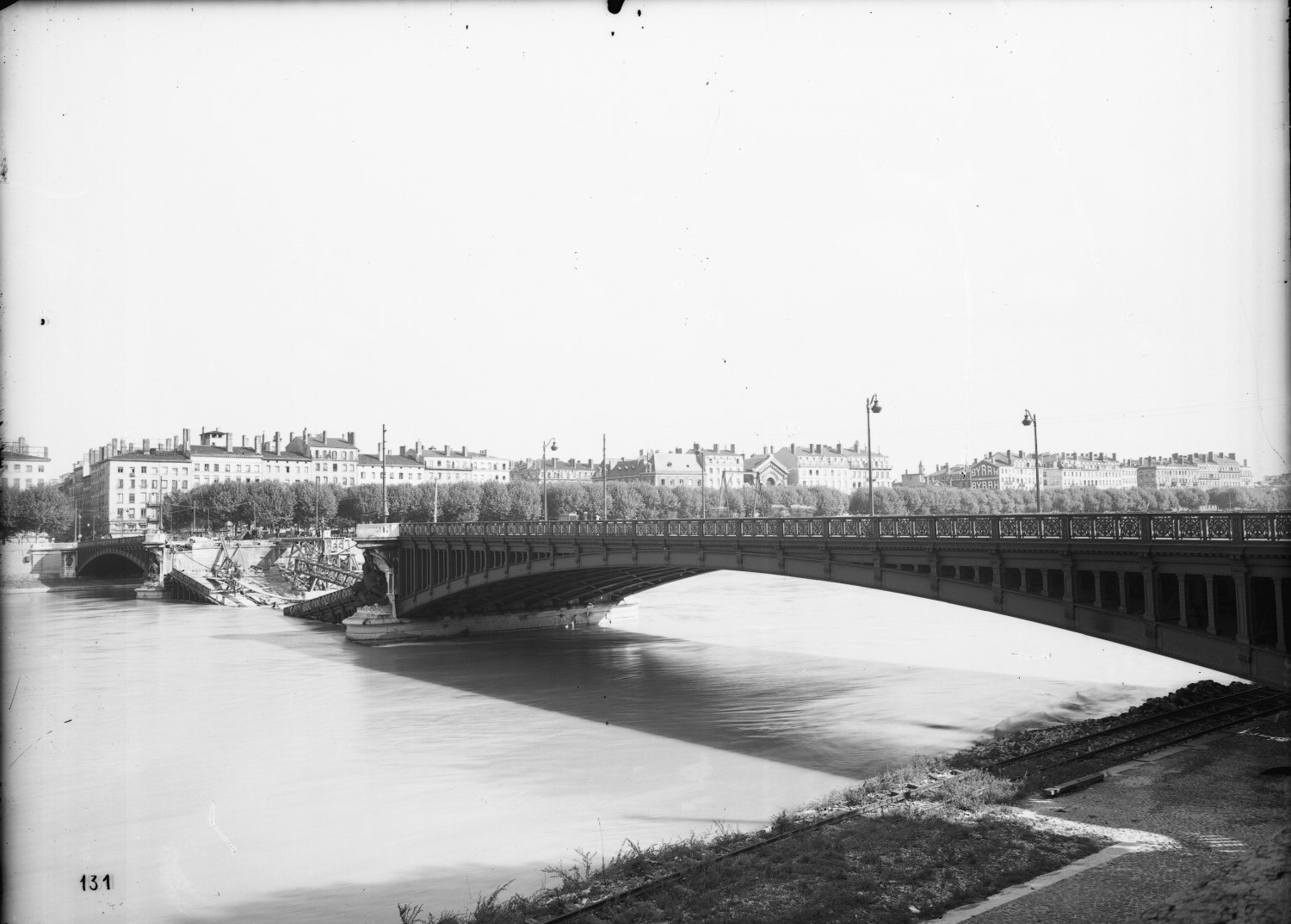 [Destruction des ponts de Lyon par l'armée allemande : le Pont Lafayette depuis la rive gauche]