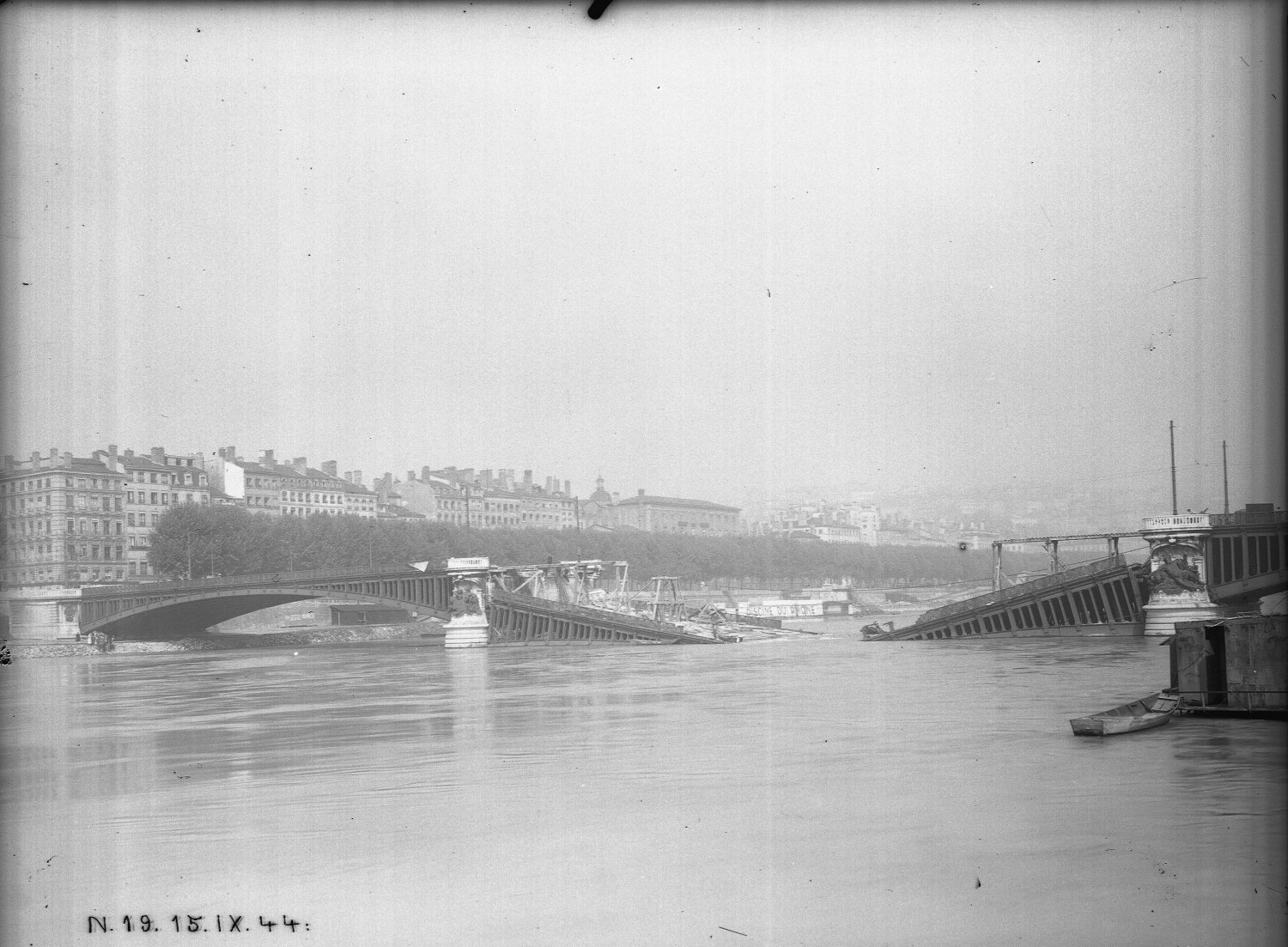 [Destruction des ponts de Lyon par l'armée allemande : le Pont Lafayette depuis la rive gauche]