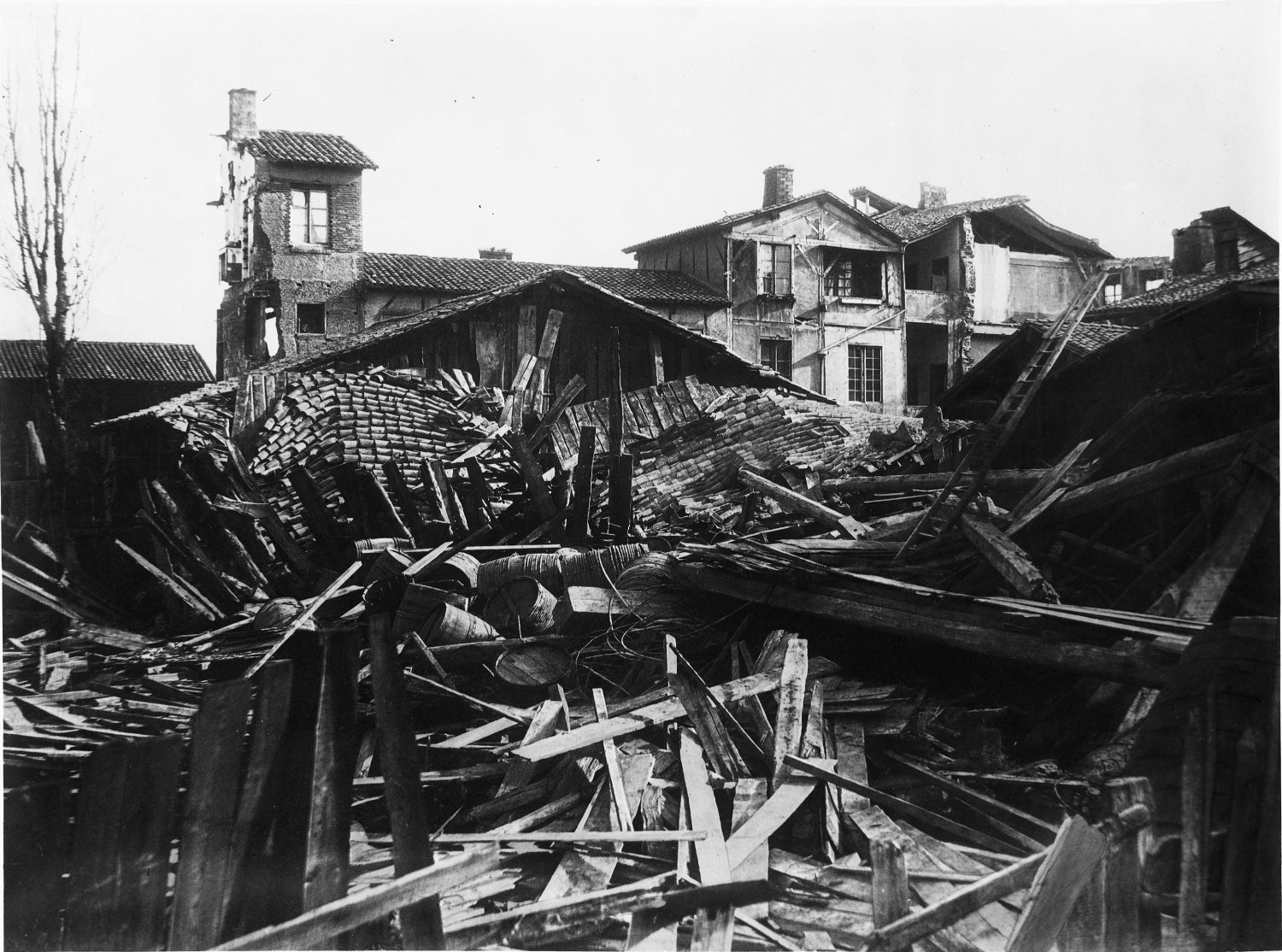 [Inondations de Lyon (1856) : vue des dégâts causés par les eaux, prise depuis la rue Antoine Dunoir]