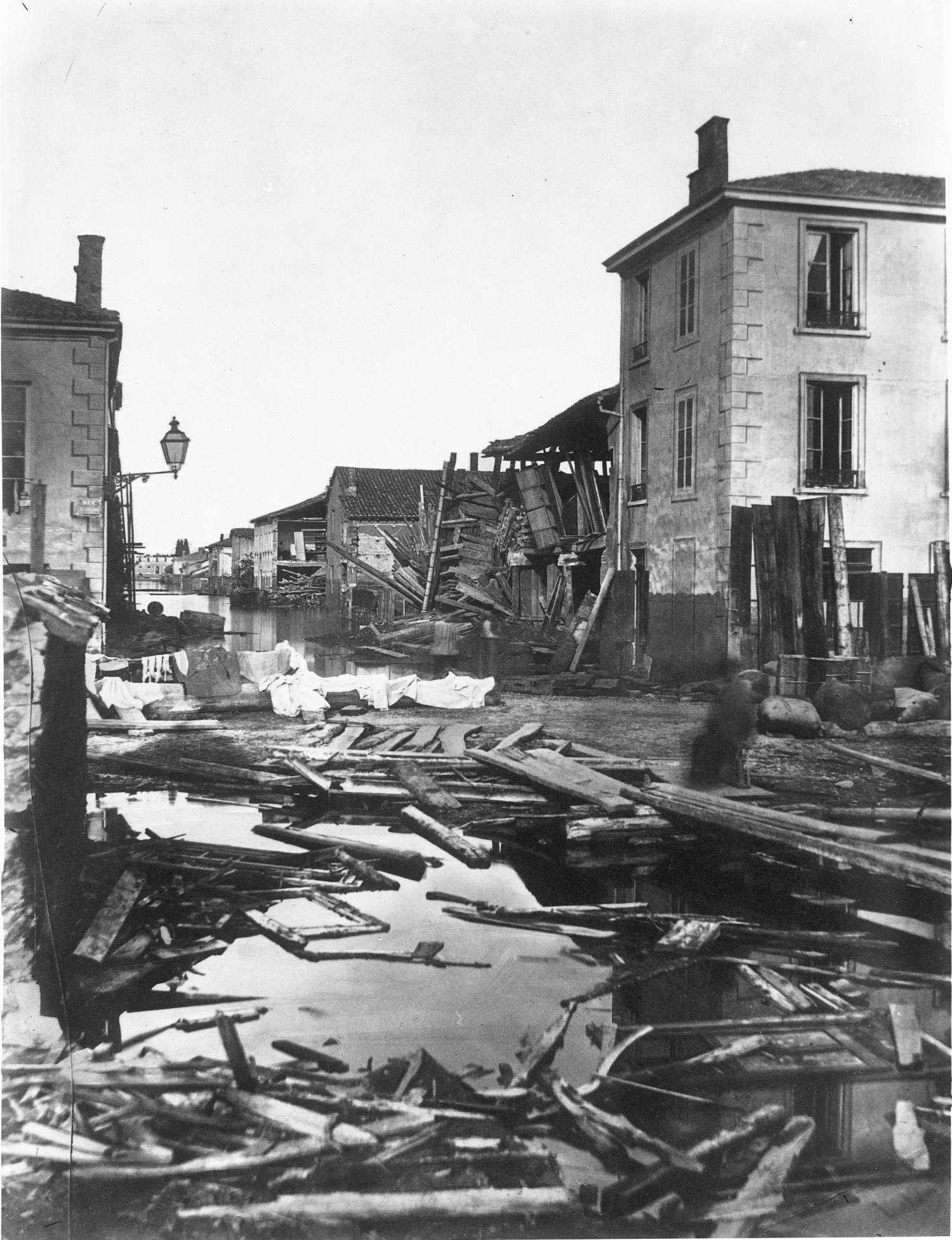 [Inondations de Lyon (1856) : angle de la rue Madame]