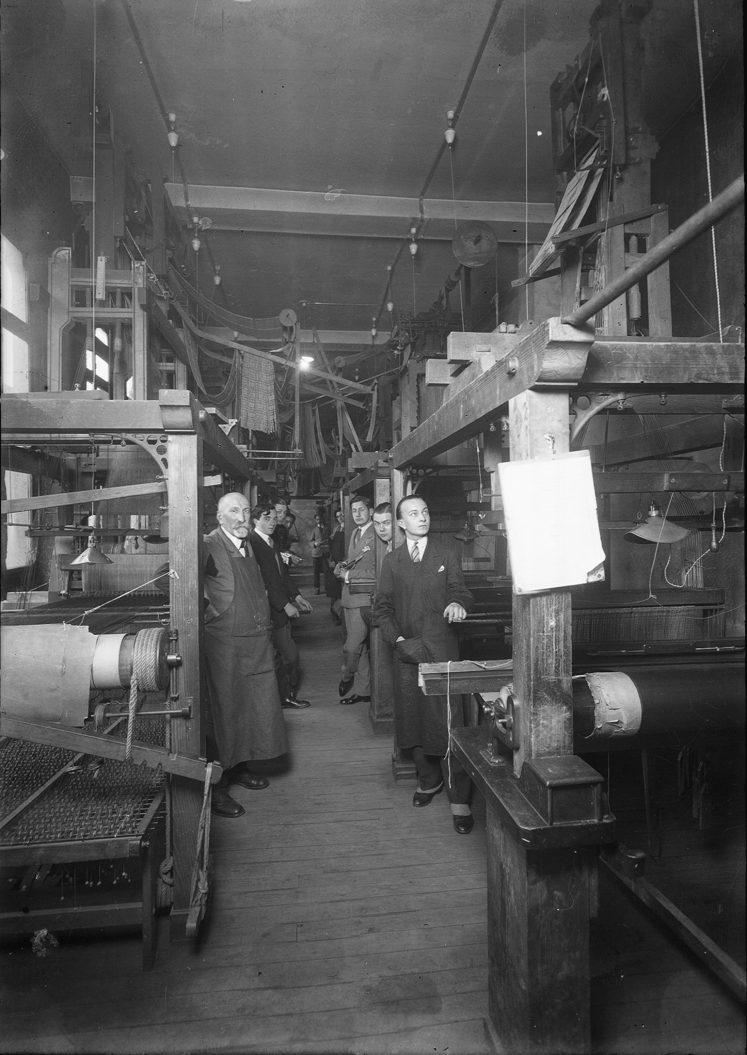 [Ecole supérieure de Commerce de Lyon : atelier de préparation de la soie et de tissage]