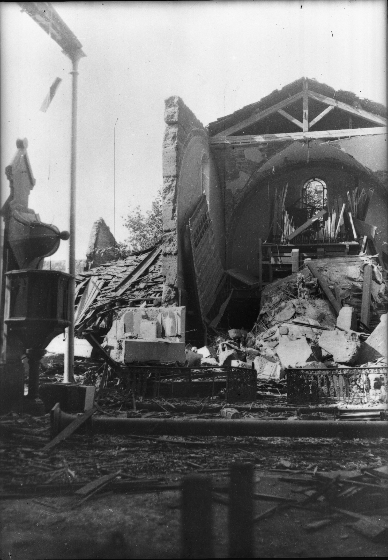 [L'Eglise Saint-Michel détruite en 1944 par un bombardement]