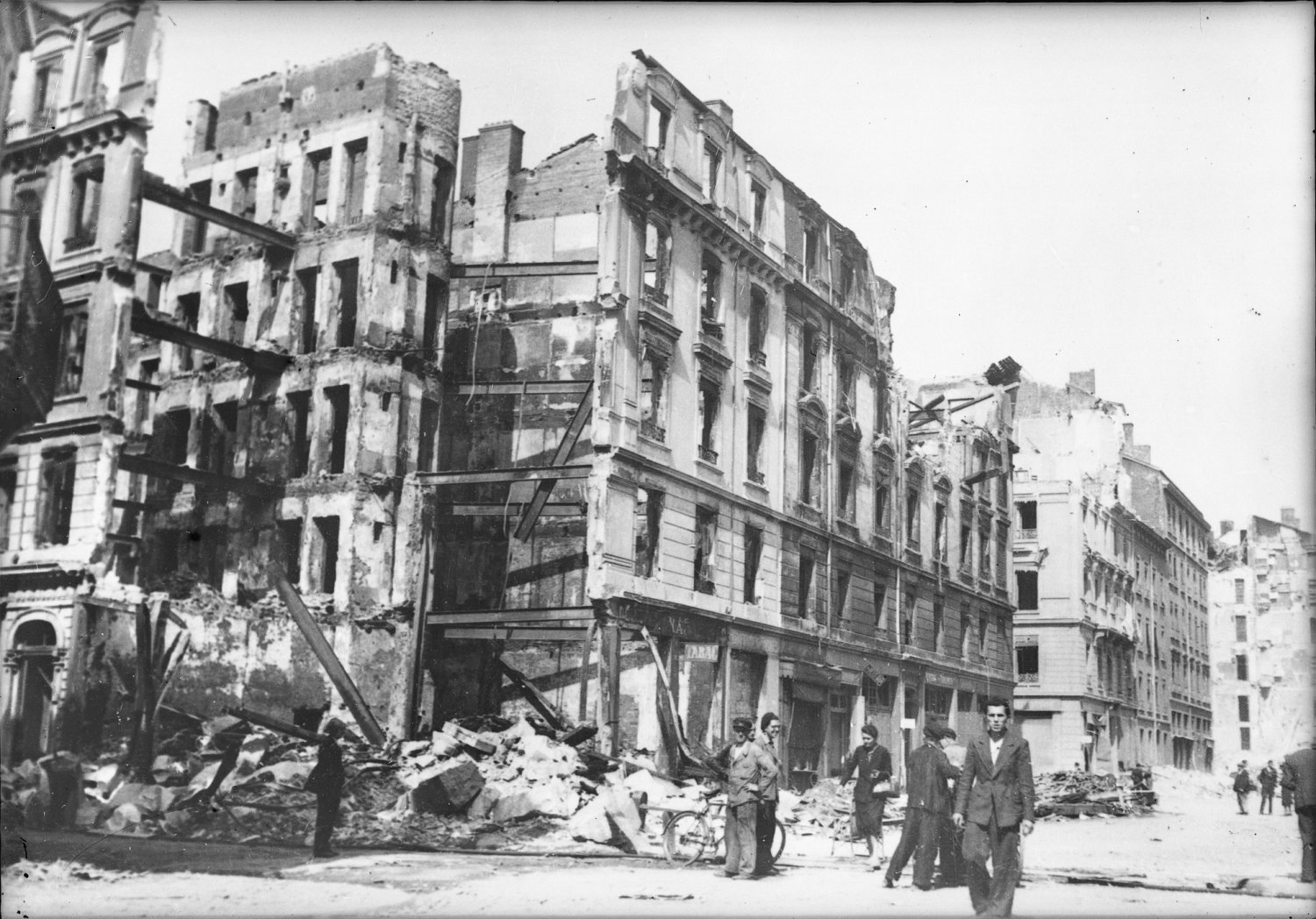 [Bombardement de Lyon par l'aviation alliée : une rue sinistrée, à Vaise]