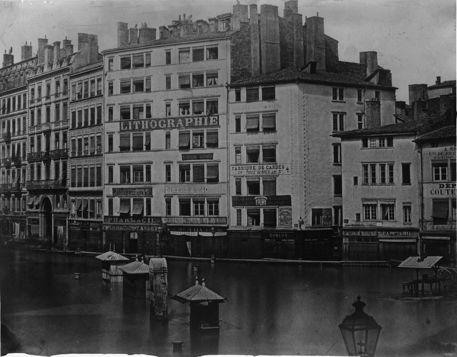 [Inondations de Lyon (1856) : vue de la place de la Préfecture et du passage de l'Argue]