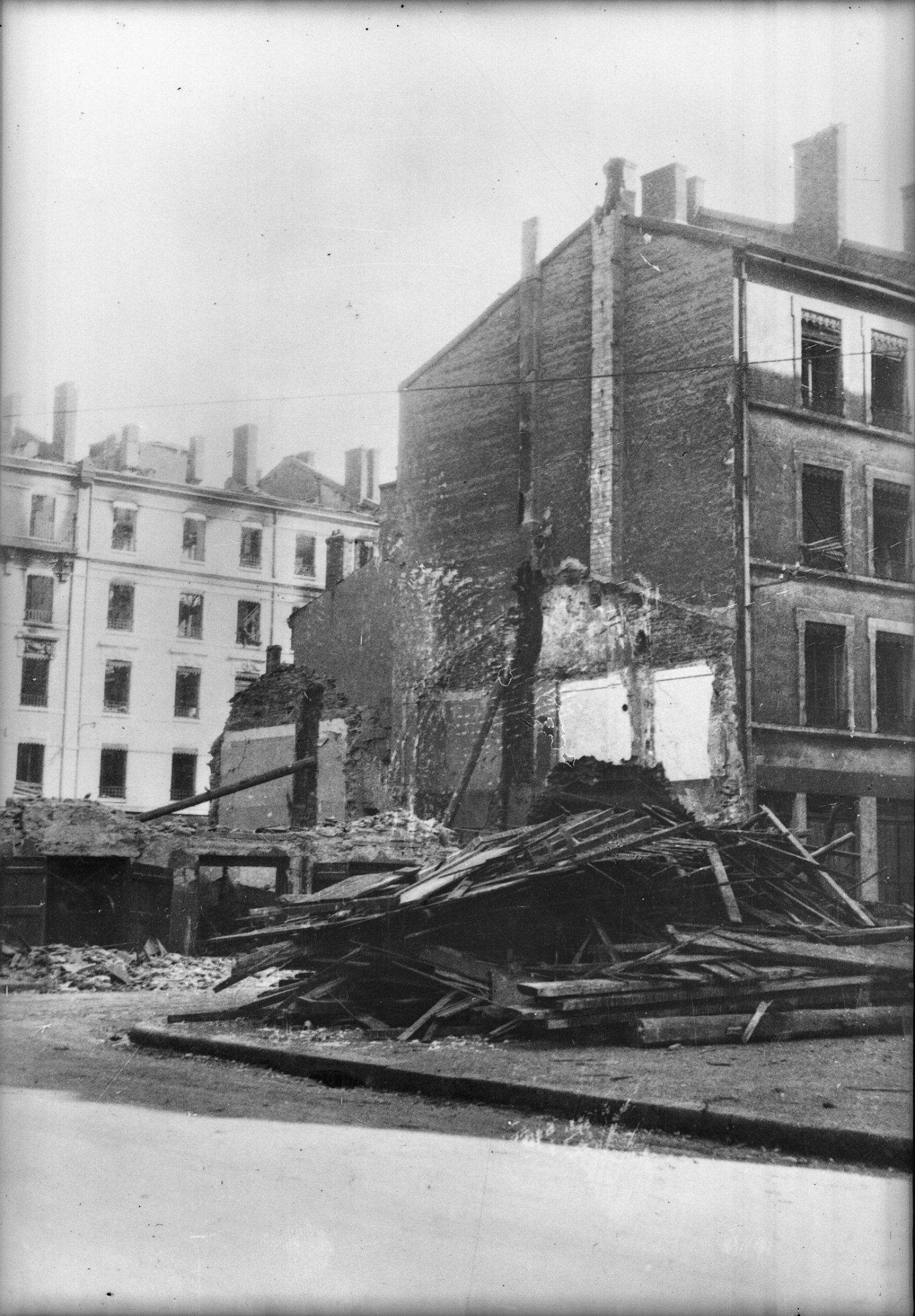 [Bombardement de Lyon par l'aviation alliée : une maison détruite, à Vaise]