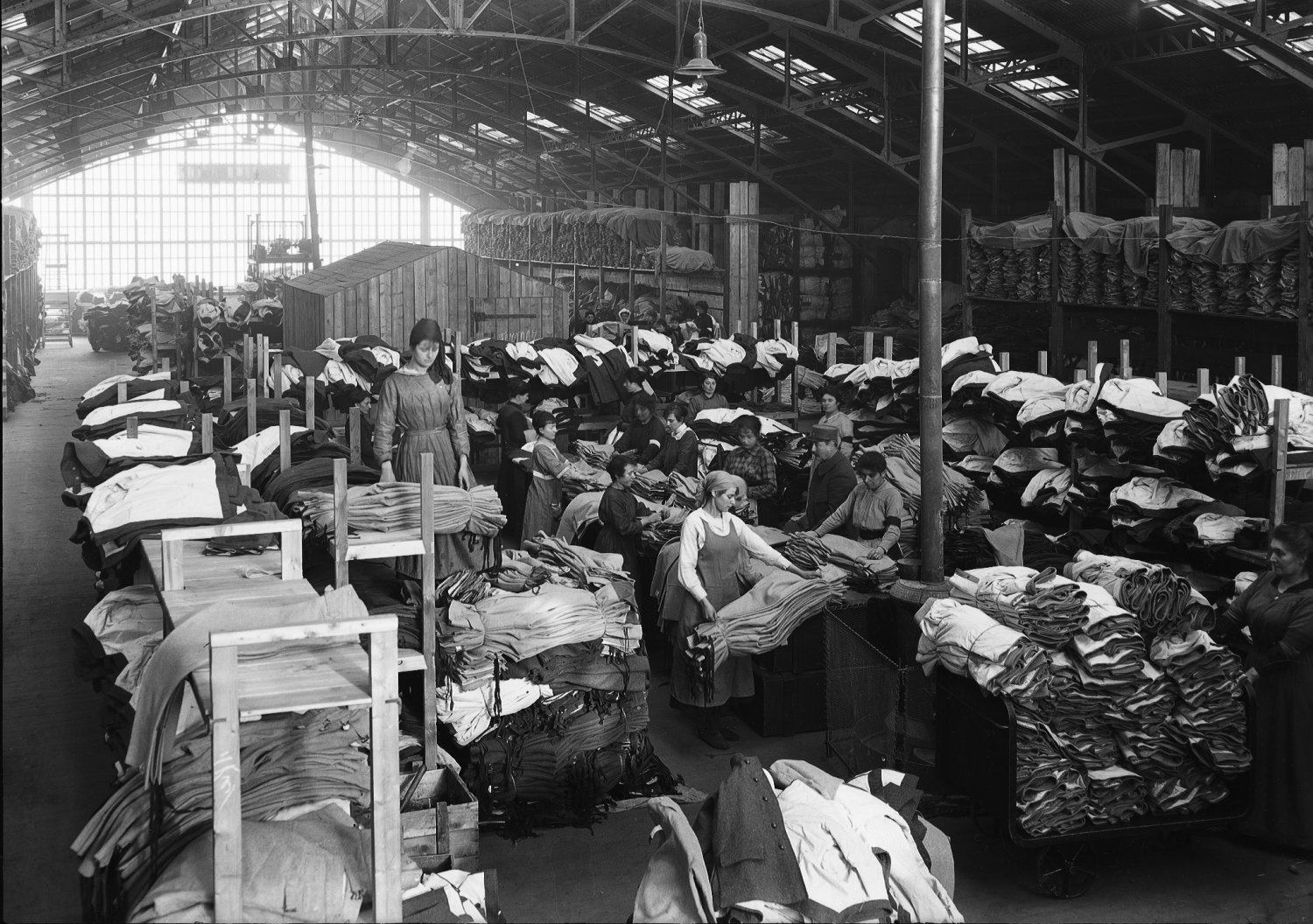 [Magasin général militaire, quartier Ferrandière : confection d'uniformes dans un entrepôt]