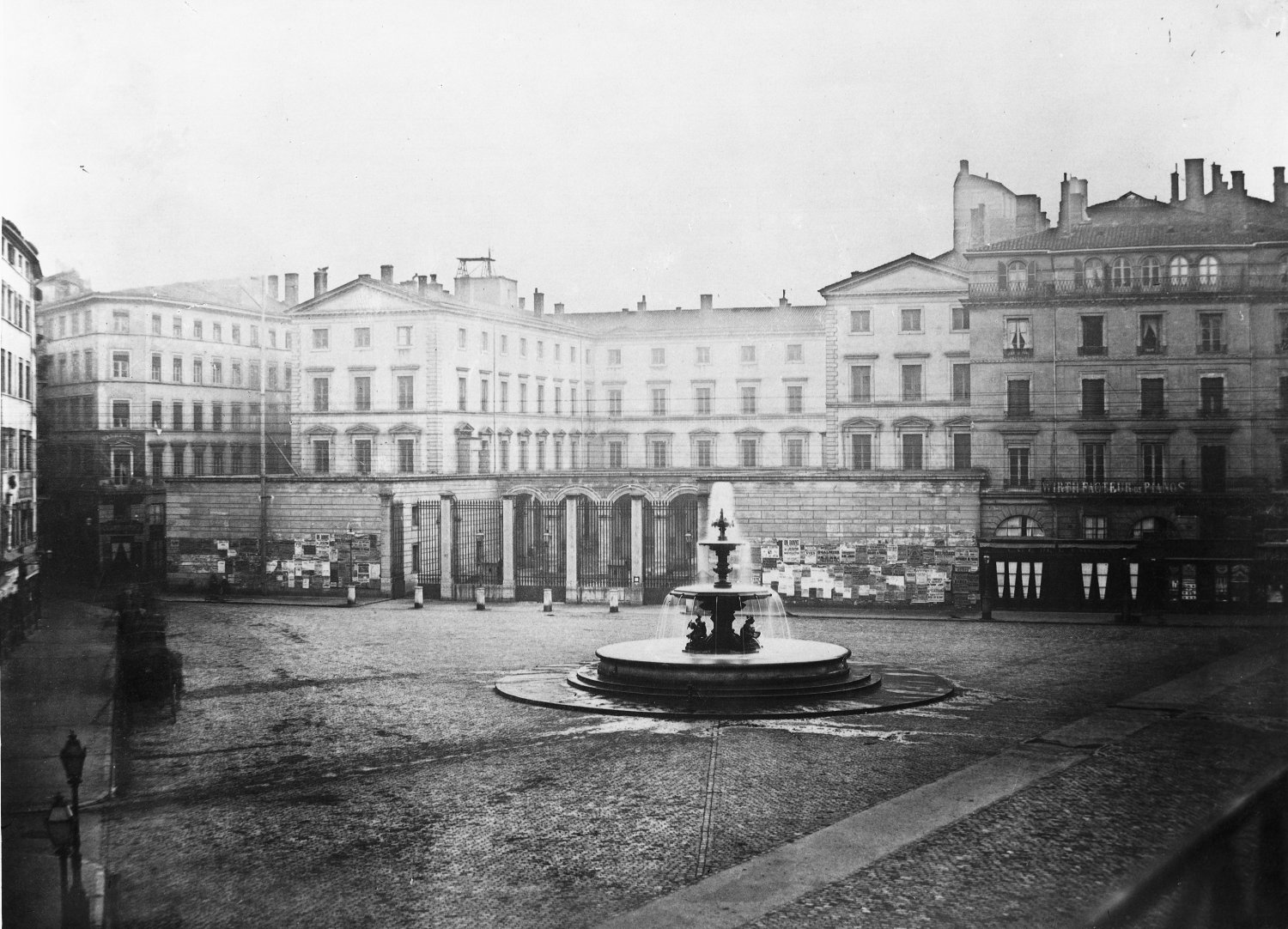 [Place de la Préfecture et hôtel de la préfecture du Rhône : vue plongeante en direction du sud]