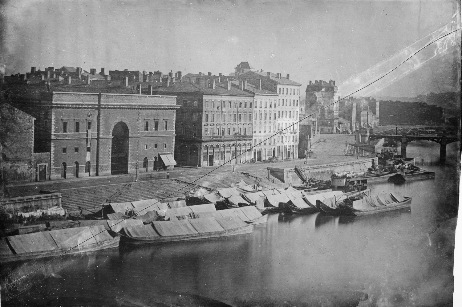 [Les anciens bâtiments de la douane et l'entrepôt des sels ou grenier à sel, sur le quai de l'Arsenal]