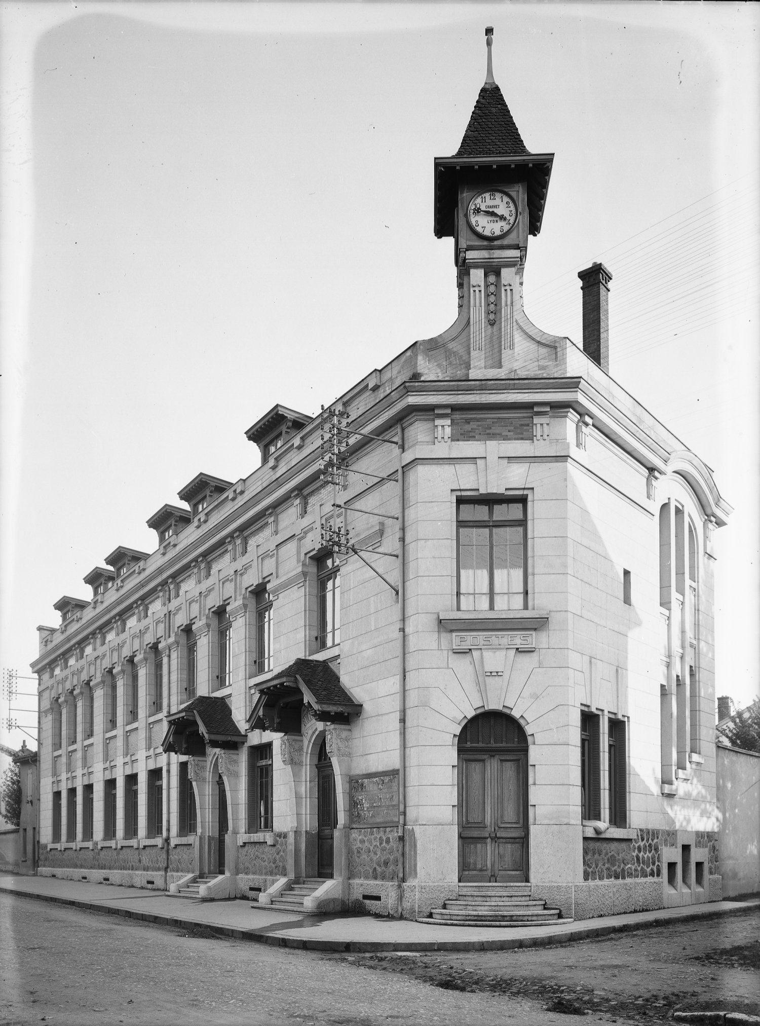 [Groupe scolaire et postes du Point-du-Jour : immeuble d'angle]