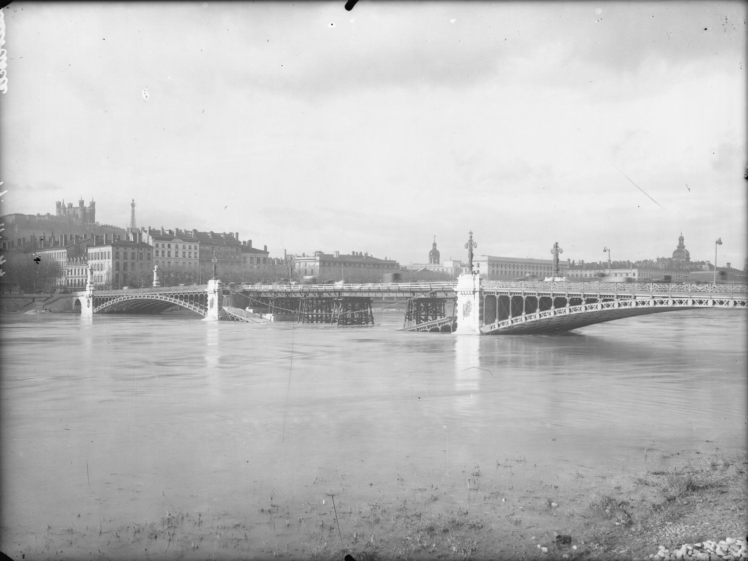 [Destruction des ponts de Lyon par l'armée allemande : le Pont de l'Université (arche centrale effondrée)]