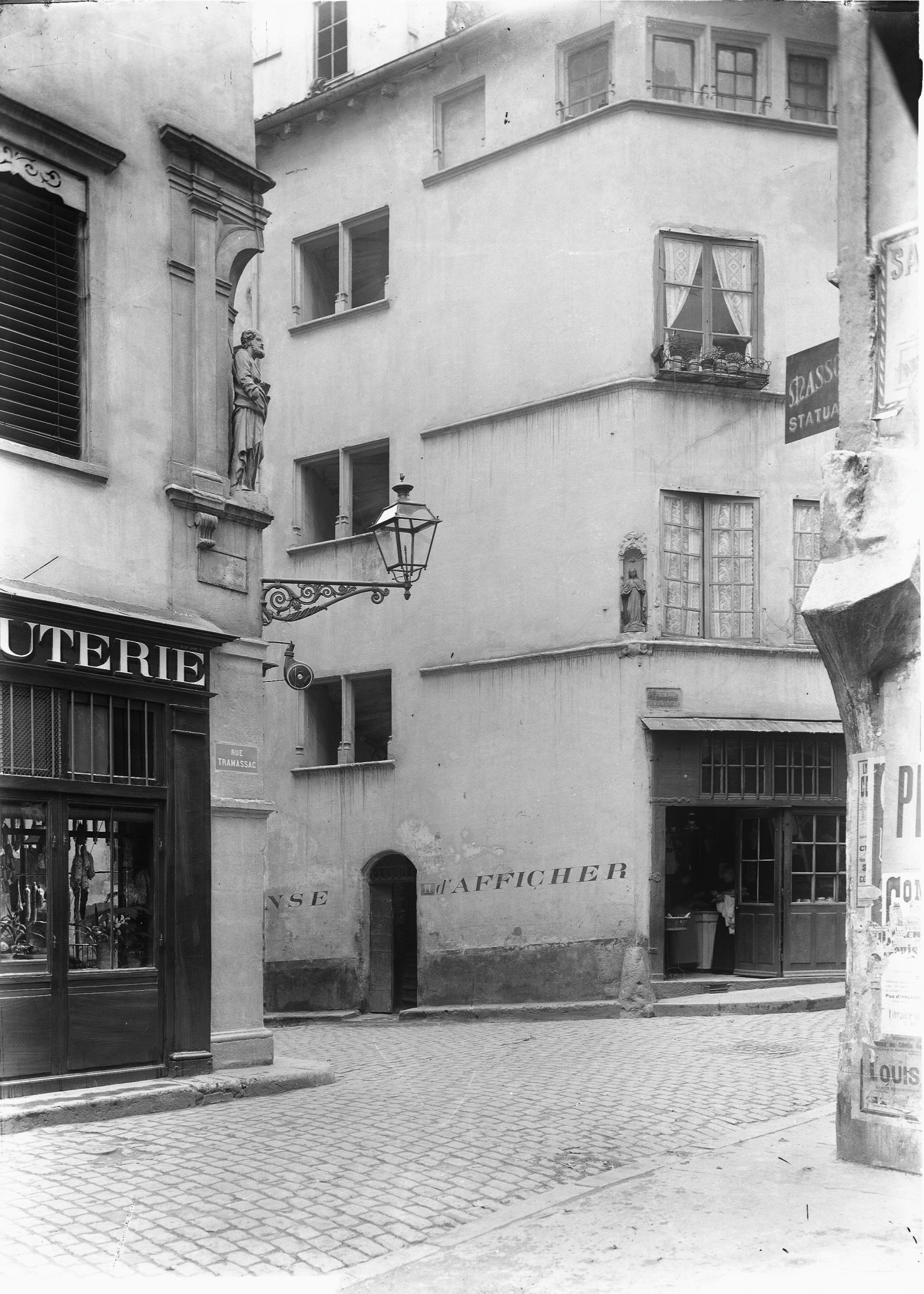 [11, rue Saint-Pierre le Vieux : façade du XVIe siècle]