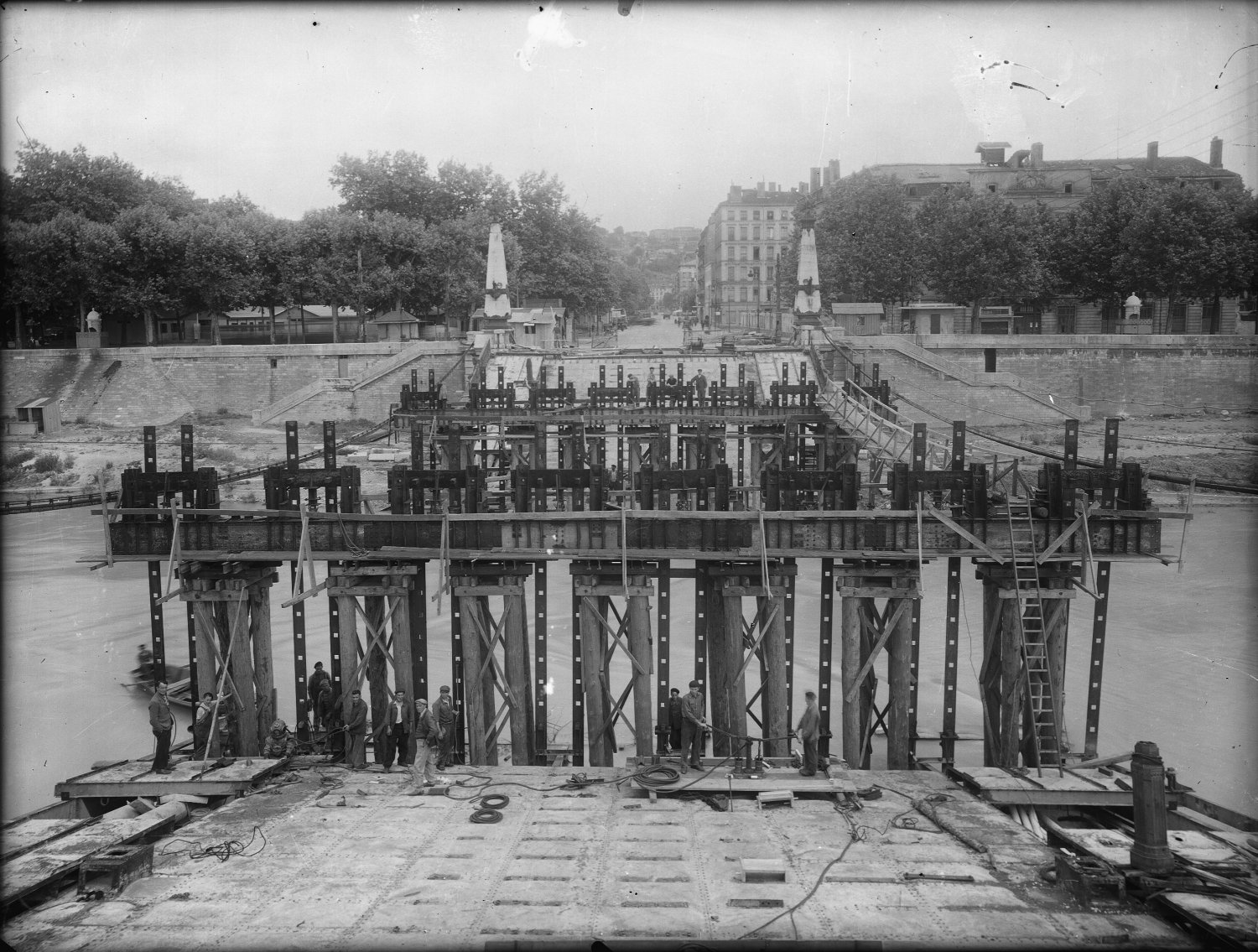 [Reconstruction du pont Galliéni]