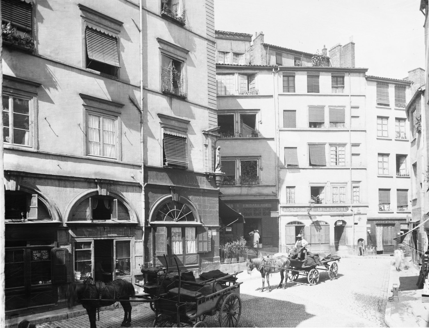 [La rue Saint-Georges et la place de la Trinité]