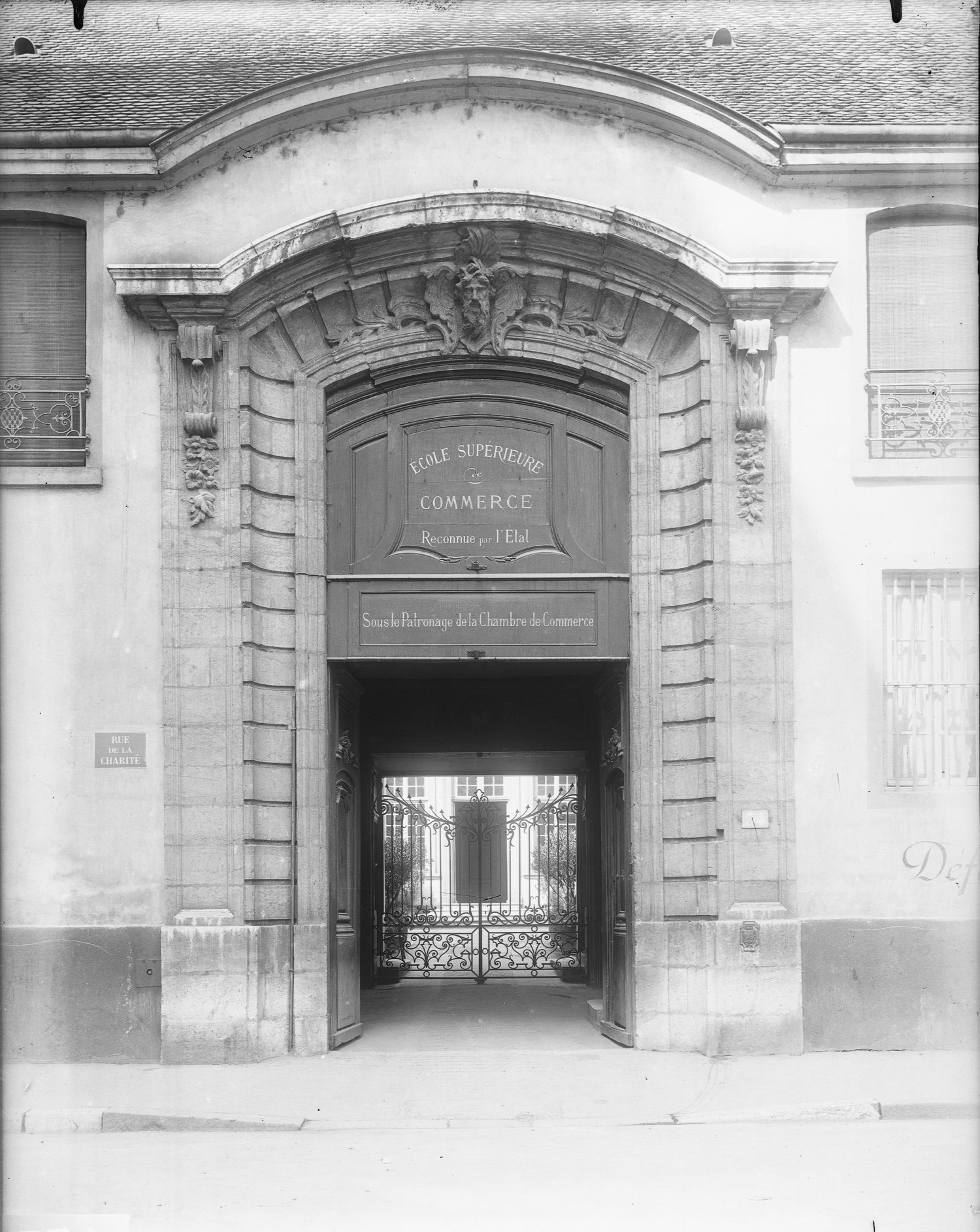 [Ecole supérieure de Commerce de Lyon : portail d'entrée]