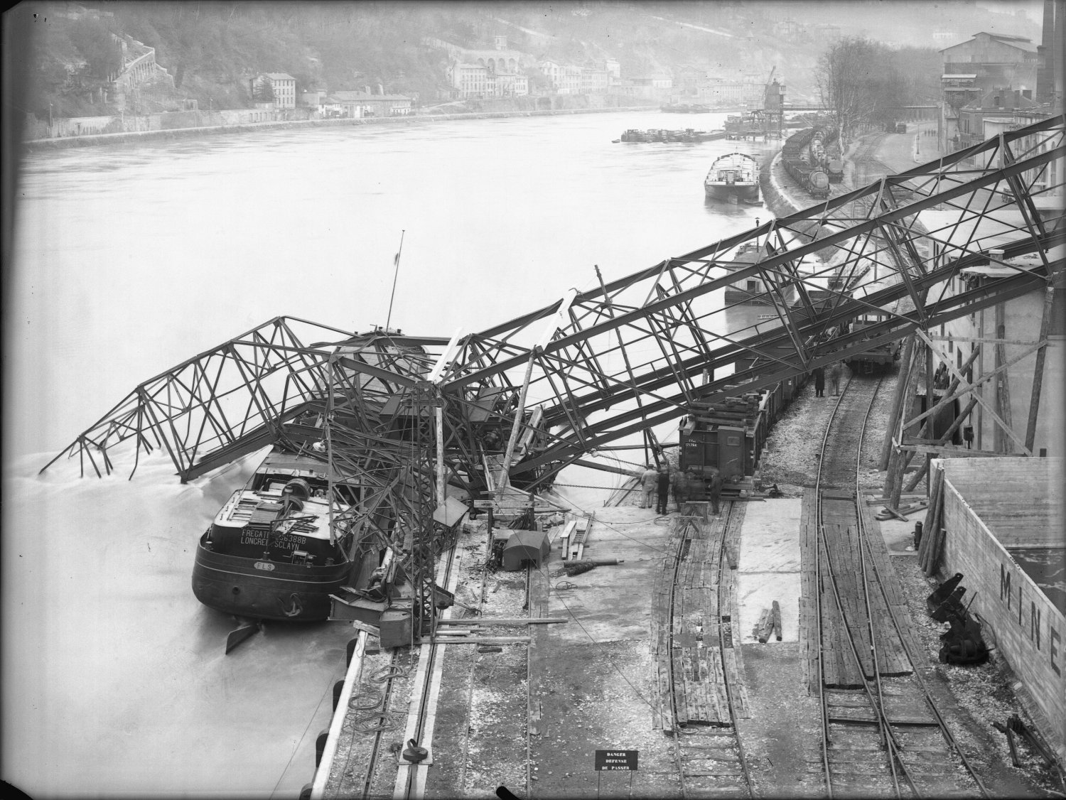 [Port Rambaud : écroulement d'un pont transbordeur]