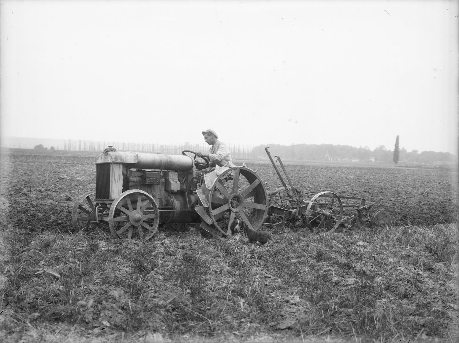 [Ecole d'agriculture de Cibeins : tracteur au labourage]