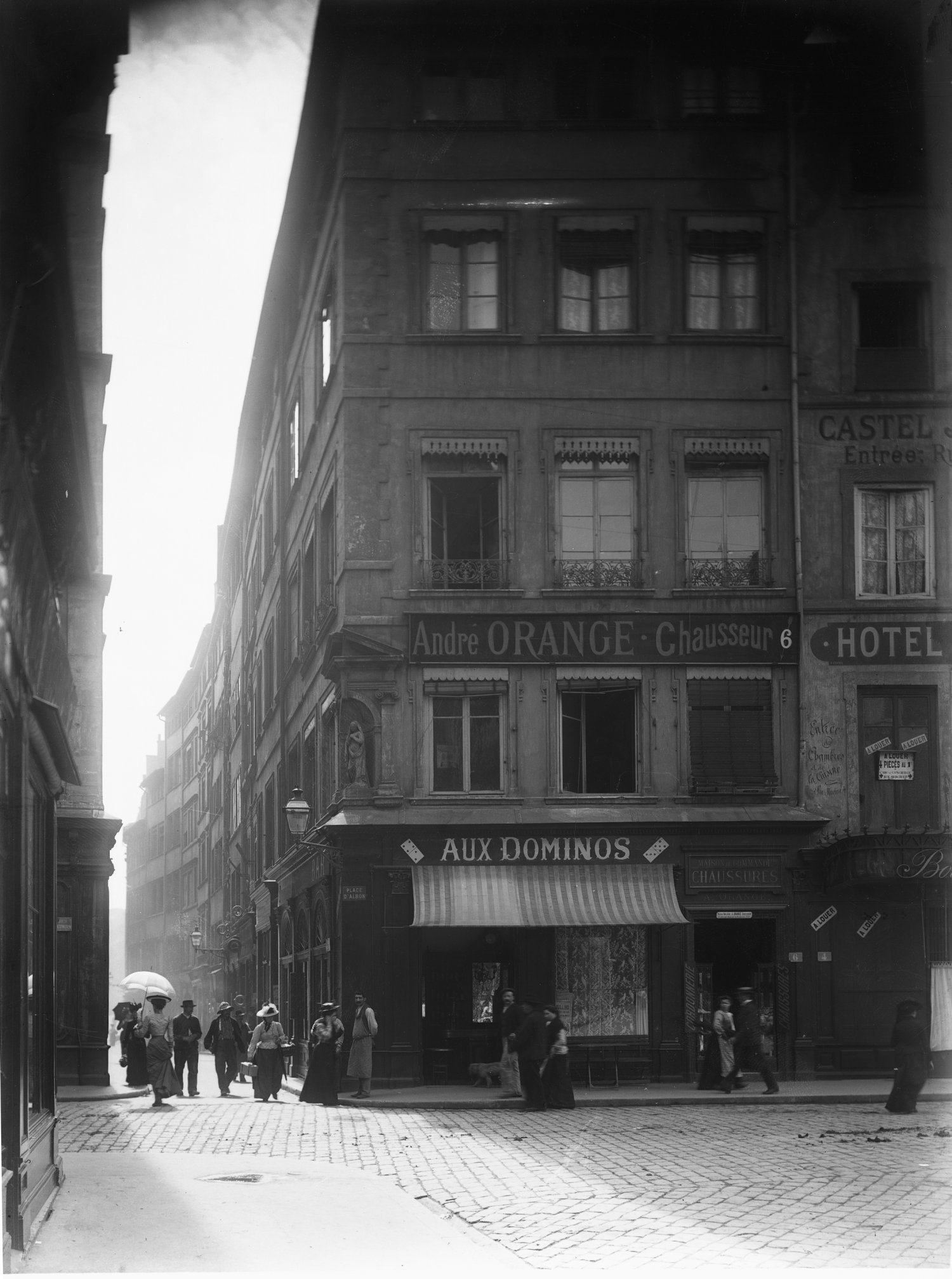 [Perspective de la rue Mercière prise depuis la place d'Albon]