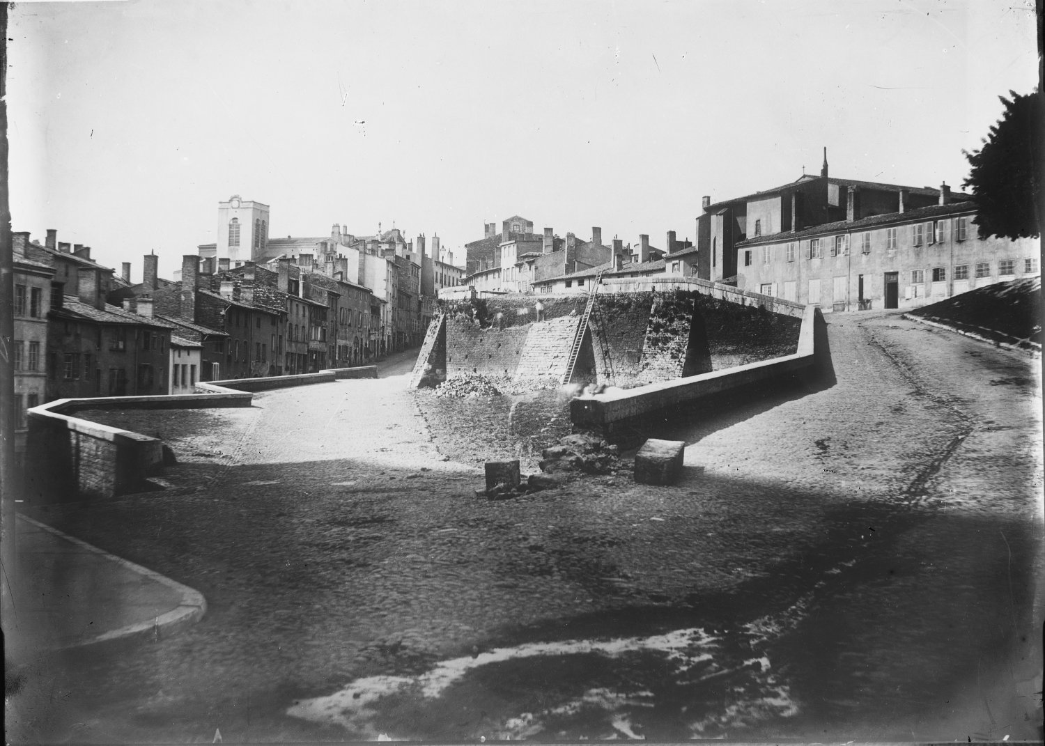 [Aménagement de la place Croix-de-Colle ou place des Minimes : vue prise en direction du Sud-Ouest]