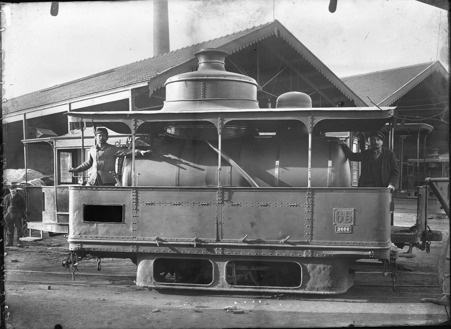 [Locomotive grand modèle "Lamm & Francq" au dépôt des Pins de la Compagnie Lyonnaise de Tramways (C.L.T.)]