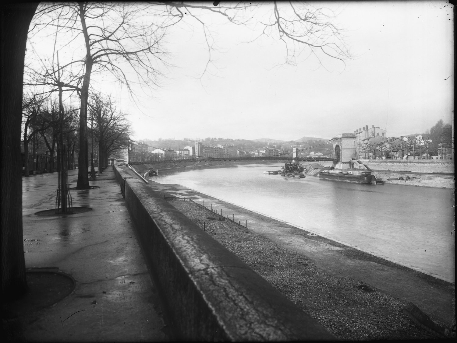 [Dragage sur la Saône, à proximité du pont Mouton, en janvier 1946]