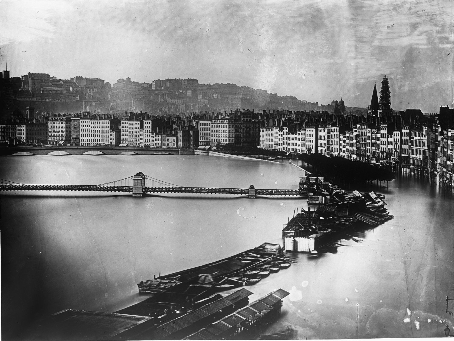 [Inondations de Lyon (1856) : montée des eaux : vue plongeante du quai des Célestins, du quai Saint-Antoine et du quai de l'Arsenal]