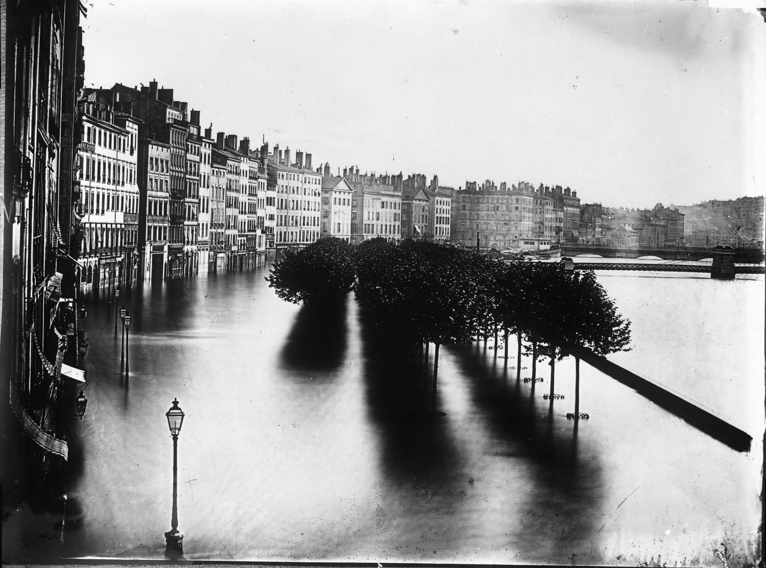 [Inondations de Lyon (1856) : vue de la montée des eaux sur le quai Saint-Antoine, le quai des Célestins et le quai Tilsitt]