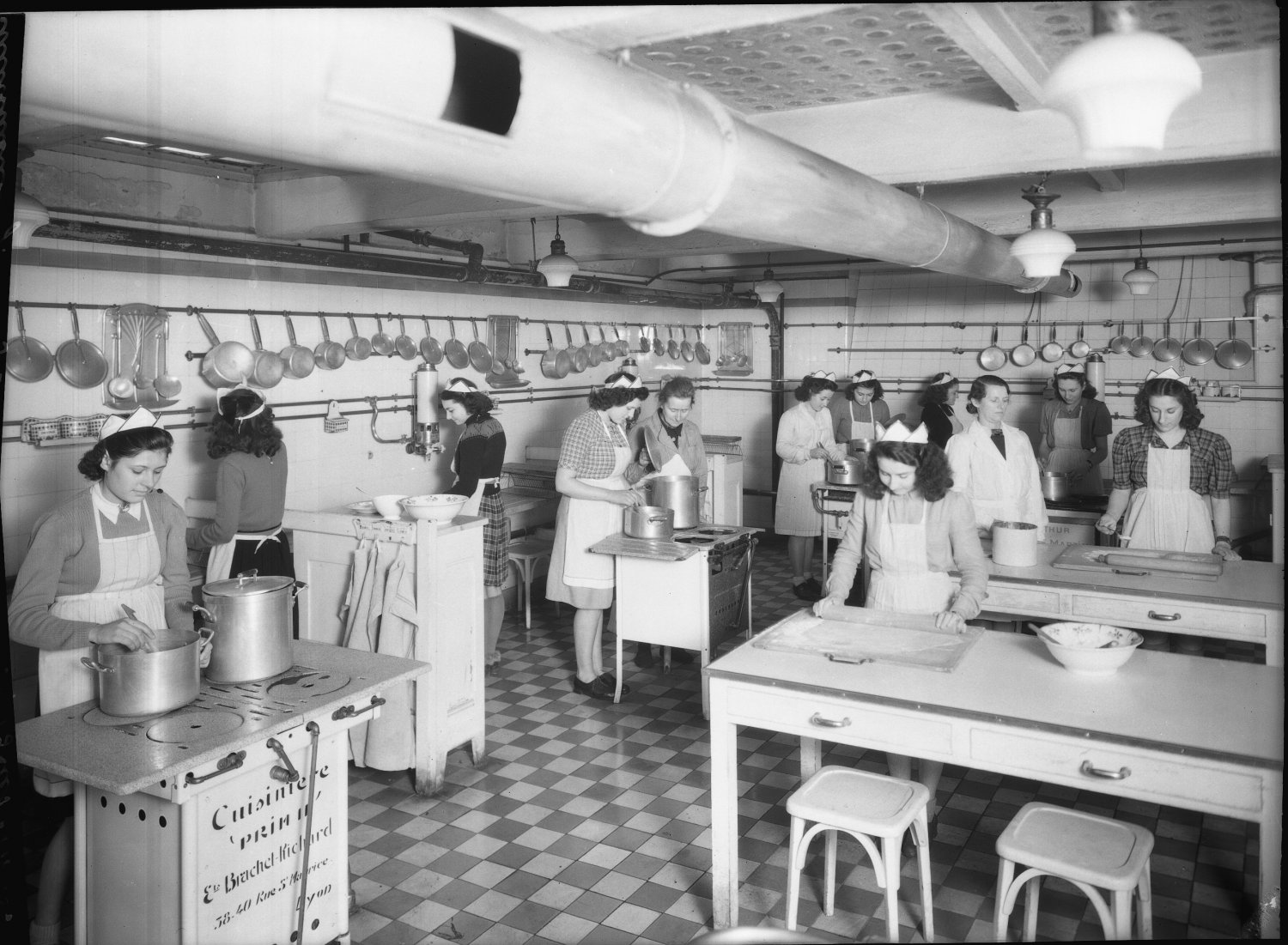 [Ecole de la Martinière des filles : cours de cuisine]