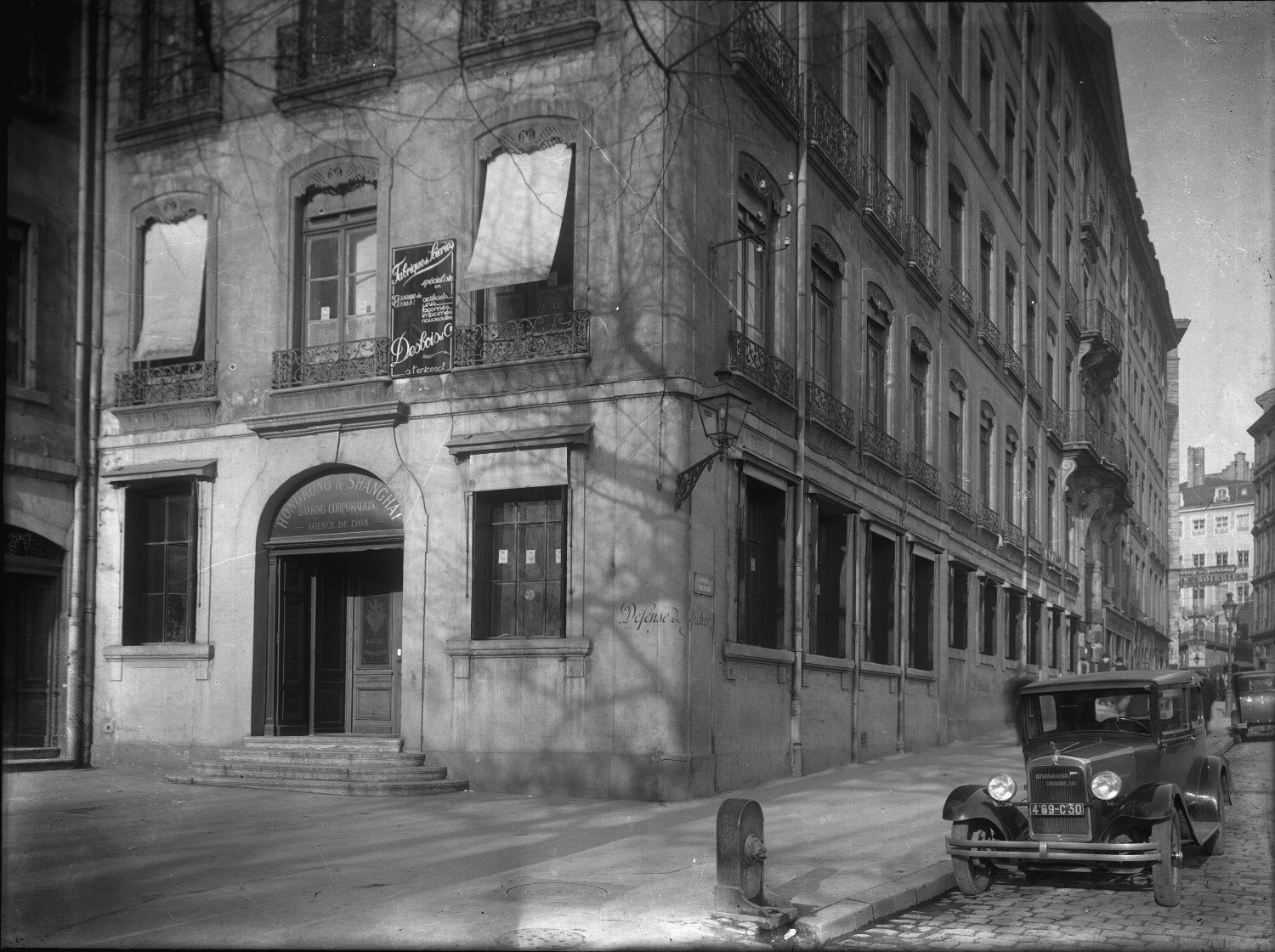 [Place Tolozan : entrée de la succursale lyonnaise de la banque anglaise "Hong-Kong and Shanghaï banking corporation"]