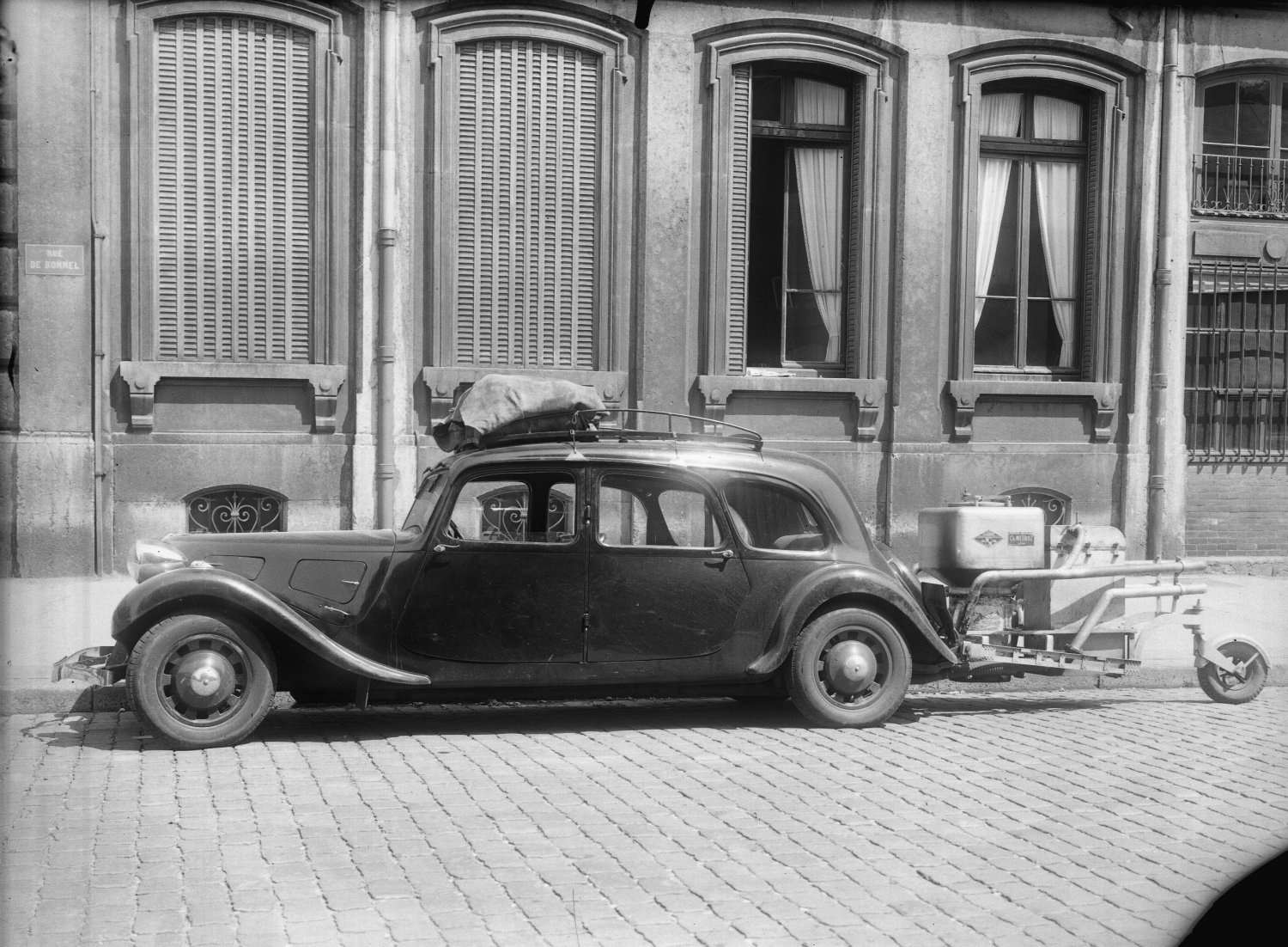 [Voiture Citroën 11 CV avec une remorque gazogène]