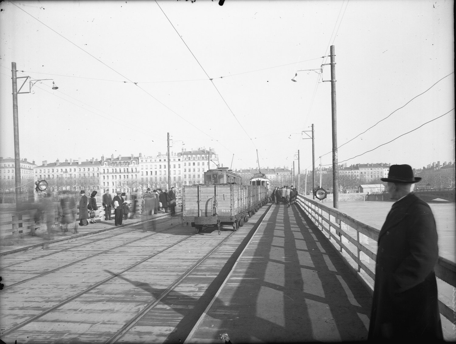 [Trafic sur le pont du Bâtiment : tramways, wagons, piétons (13 février 1945)]