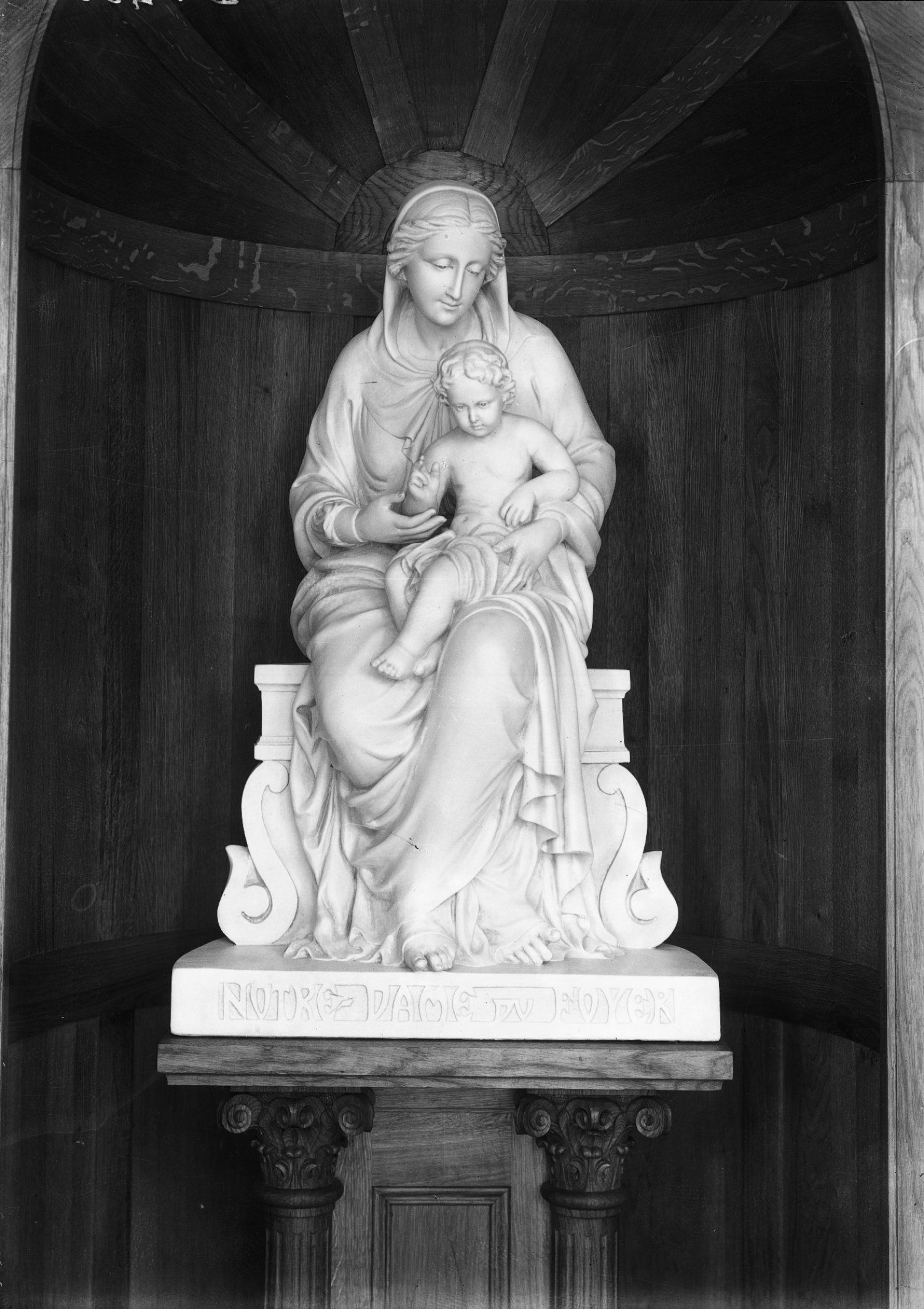 [Statue "Notre-Dame du Foyer", foyer féminin]