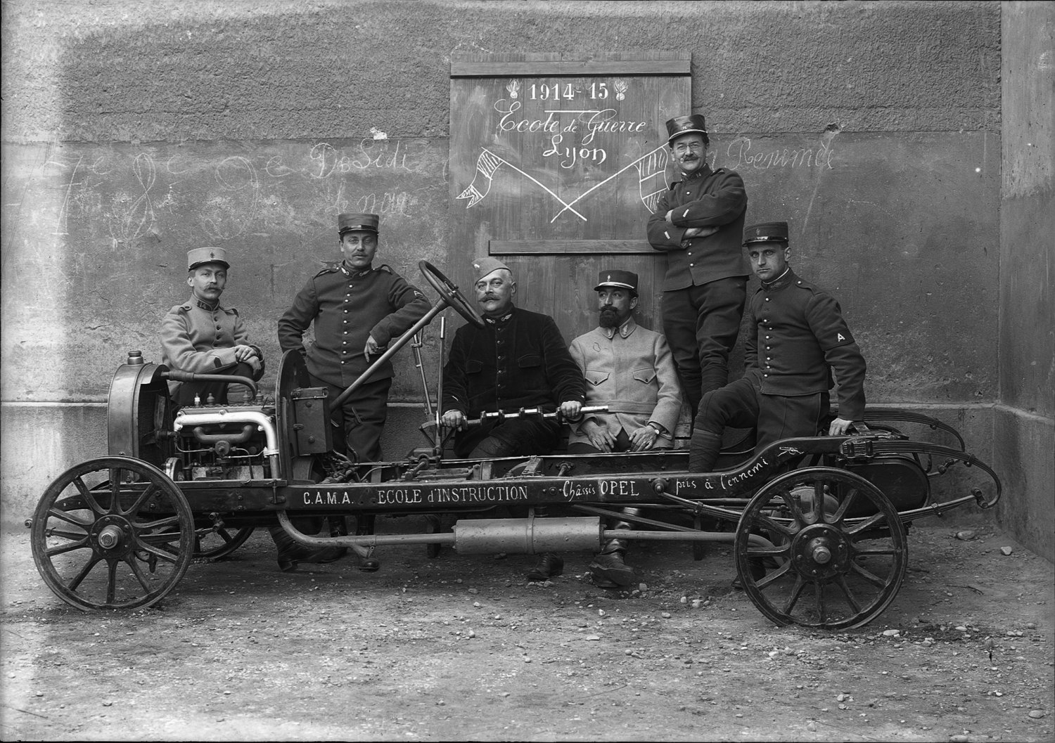 [Ecole de guerre de Lyon, 1914-1915 : soldats avec un chassis Opel pris à l'ennemi]