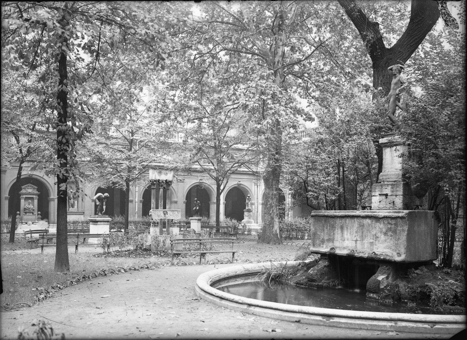 [Le Palais Saint-Pierre : la cour intérieure du musée de Lyon et la fontaine centrale surmontée d'une statue en bronze d'Apollon]