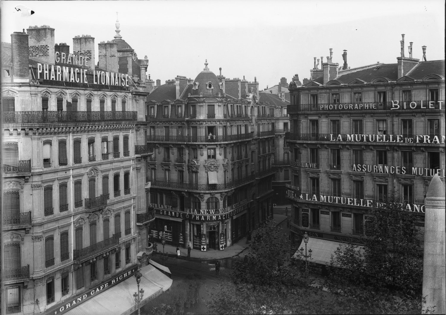 [Grande Pharmacie Lyonnaise et Grand Café Riche au carrefour de la place de la République, de la rue de Jussieu et de la rue du Président Carnot]