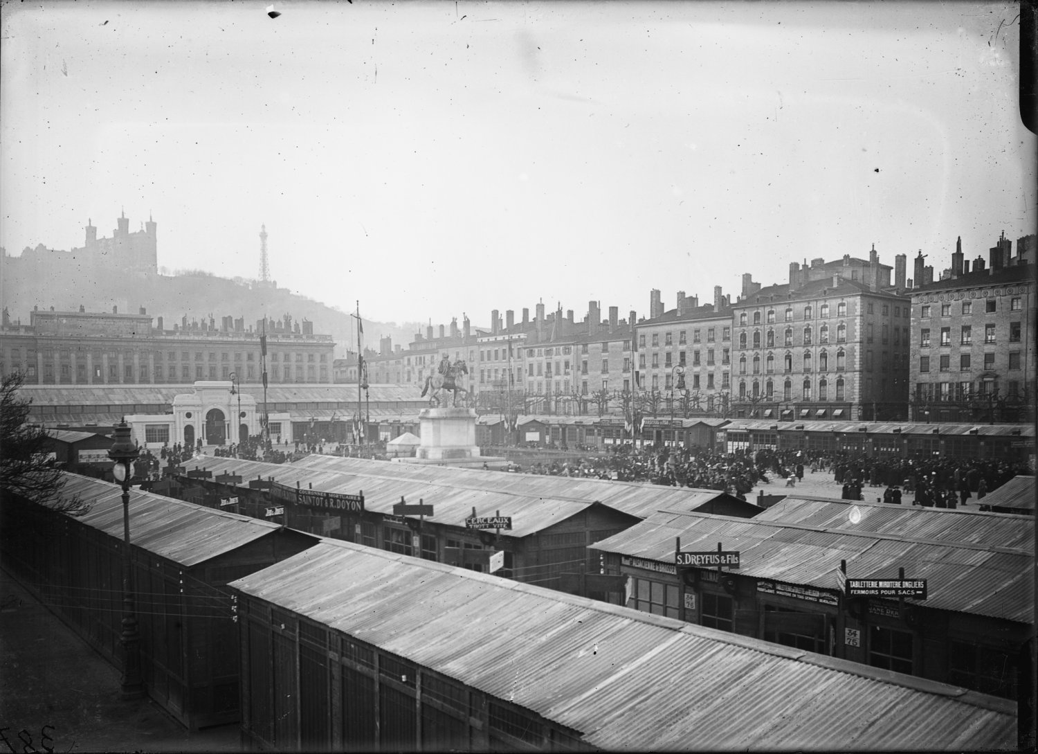 [Foire de Lyon : stands sur la place Bellecour]