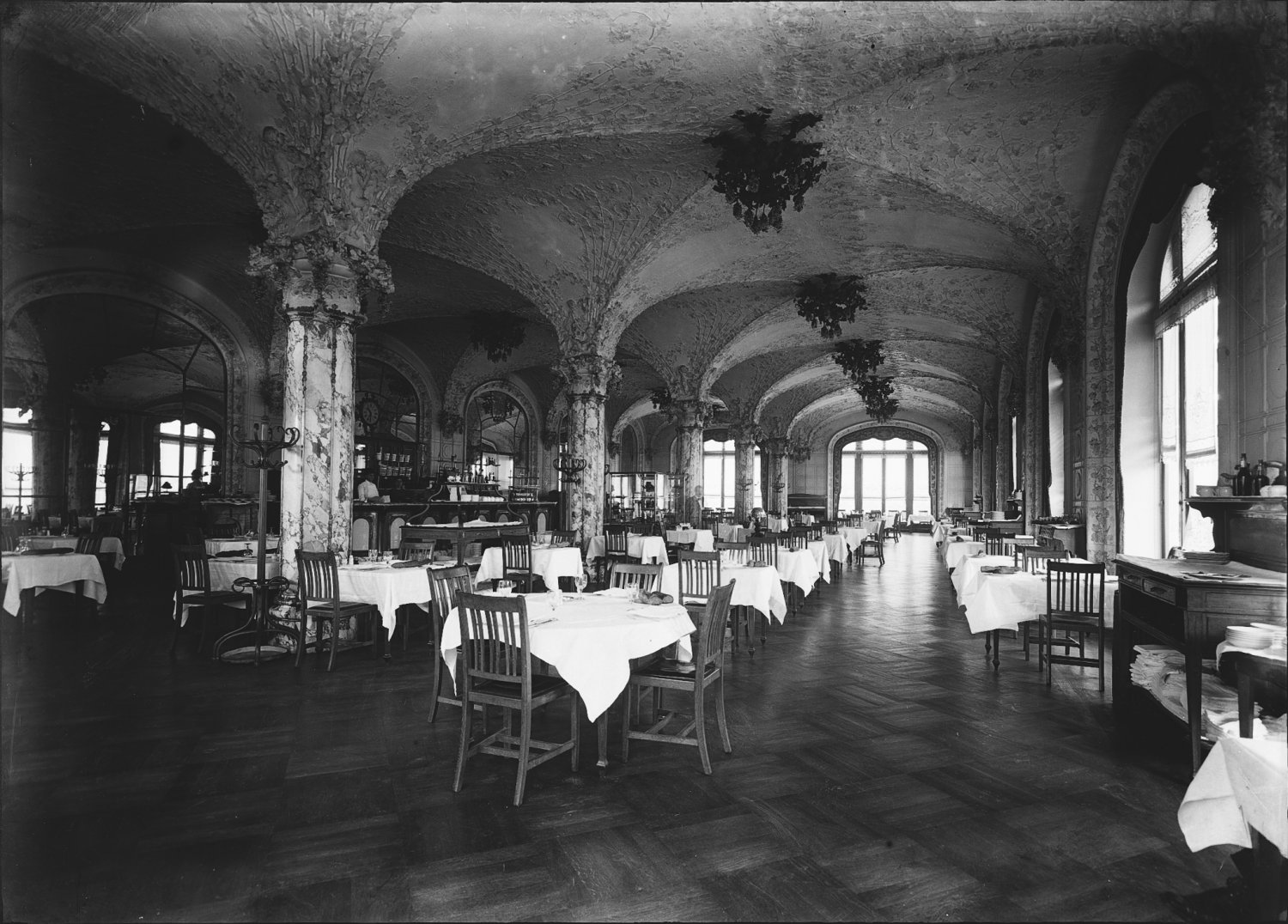 [Salle de restaurant de l'Hôtel-Terminus, à proximité de la gare de Perrache, à Lyon]