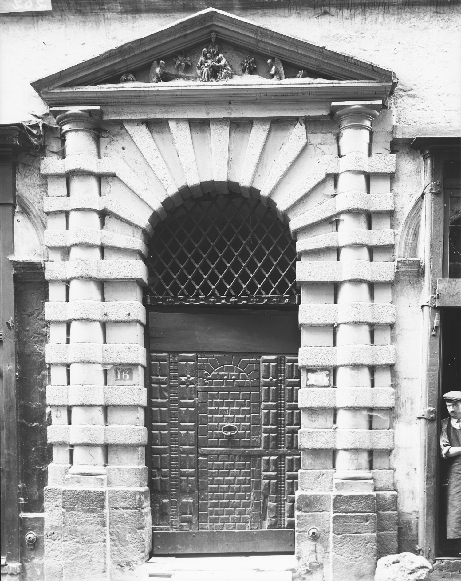 [La Maison du Crible, 16 rue du Boeuf : portail à deux colonnes et fronton sculpté]