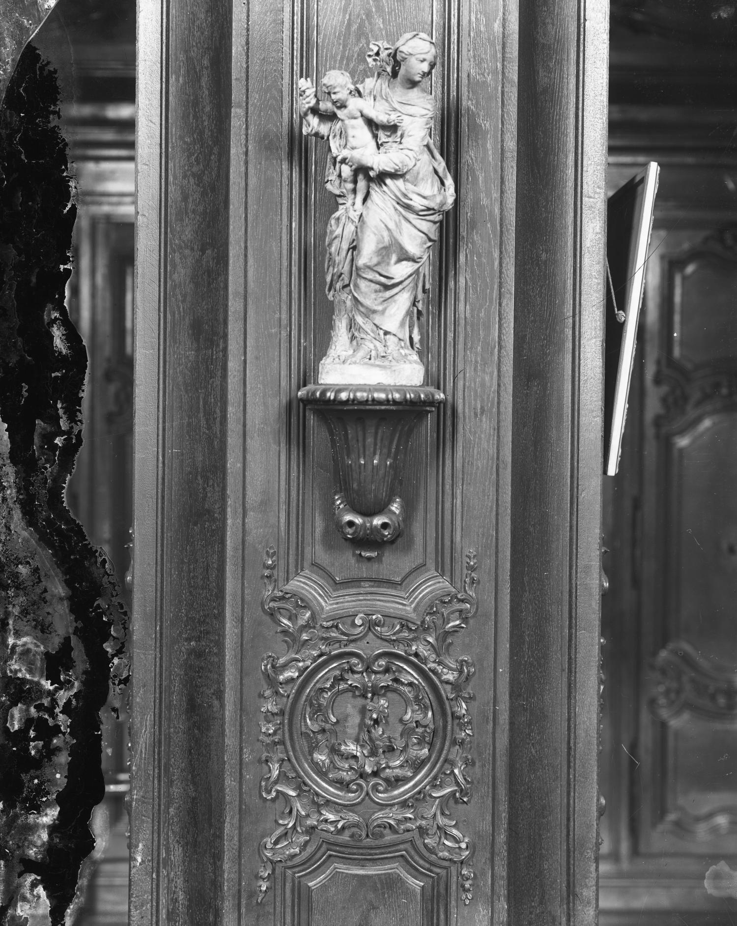 [Salle des archives de l'hospice de la Charité : maquette en terre cuite (?) de la Vierge à l'Enfant, dite "Notre Dame des Grâces"]