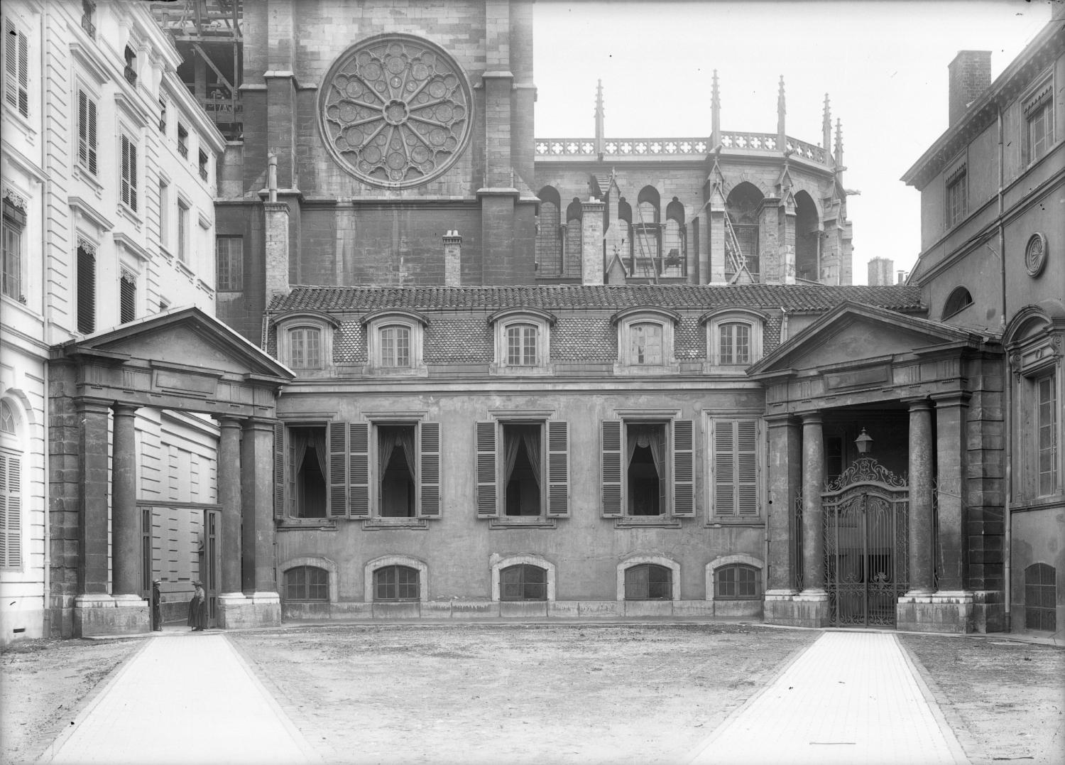 [Cour du Palais Saint-Jean, ancien palais archiépiscopal]