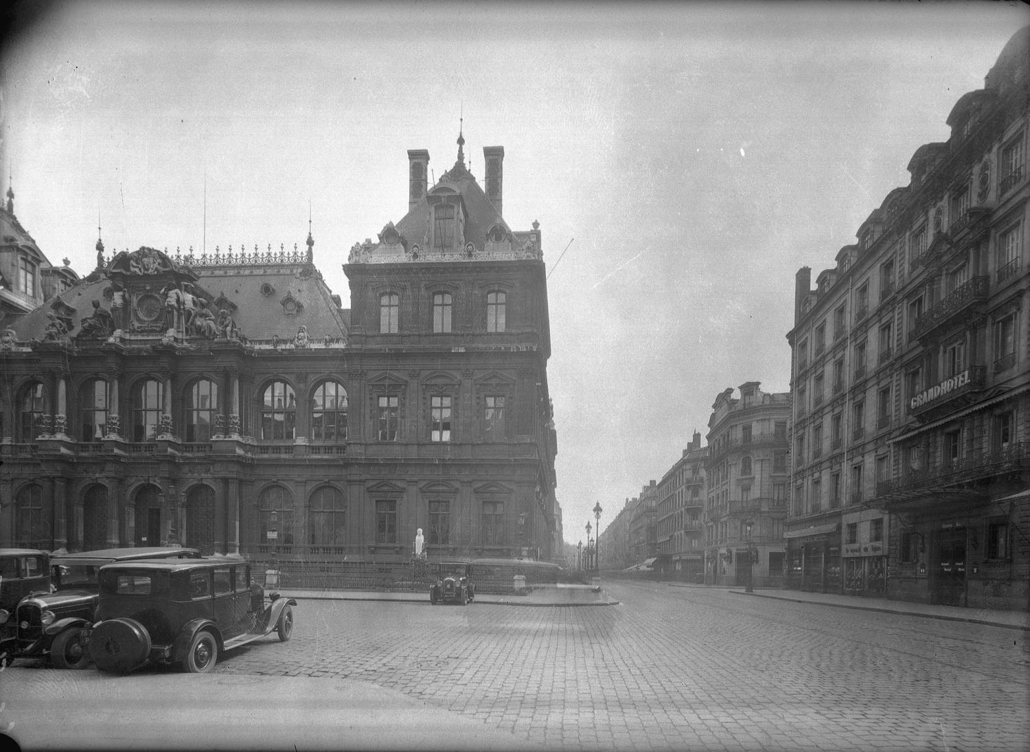 [Palais du Commerce et de la Bourse : vu depuis la place de la Bourse]